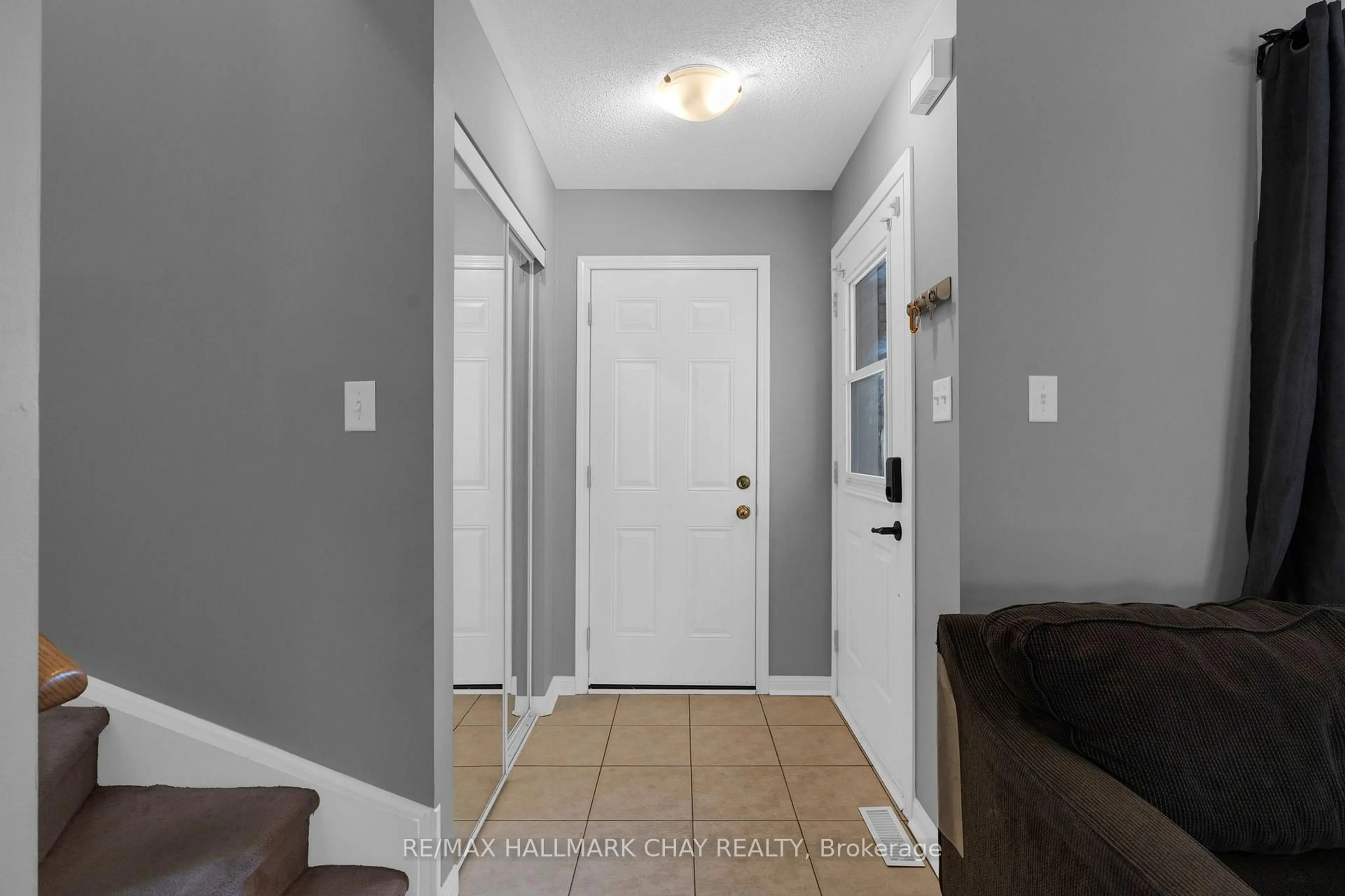 Indoor entryway for 34 Coleman Dr, Barrie Ontario L4N 0R4