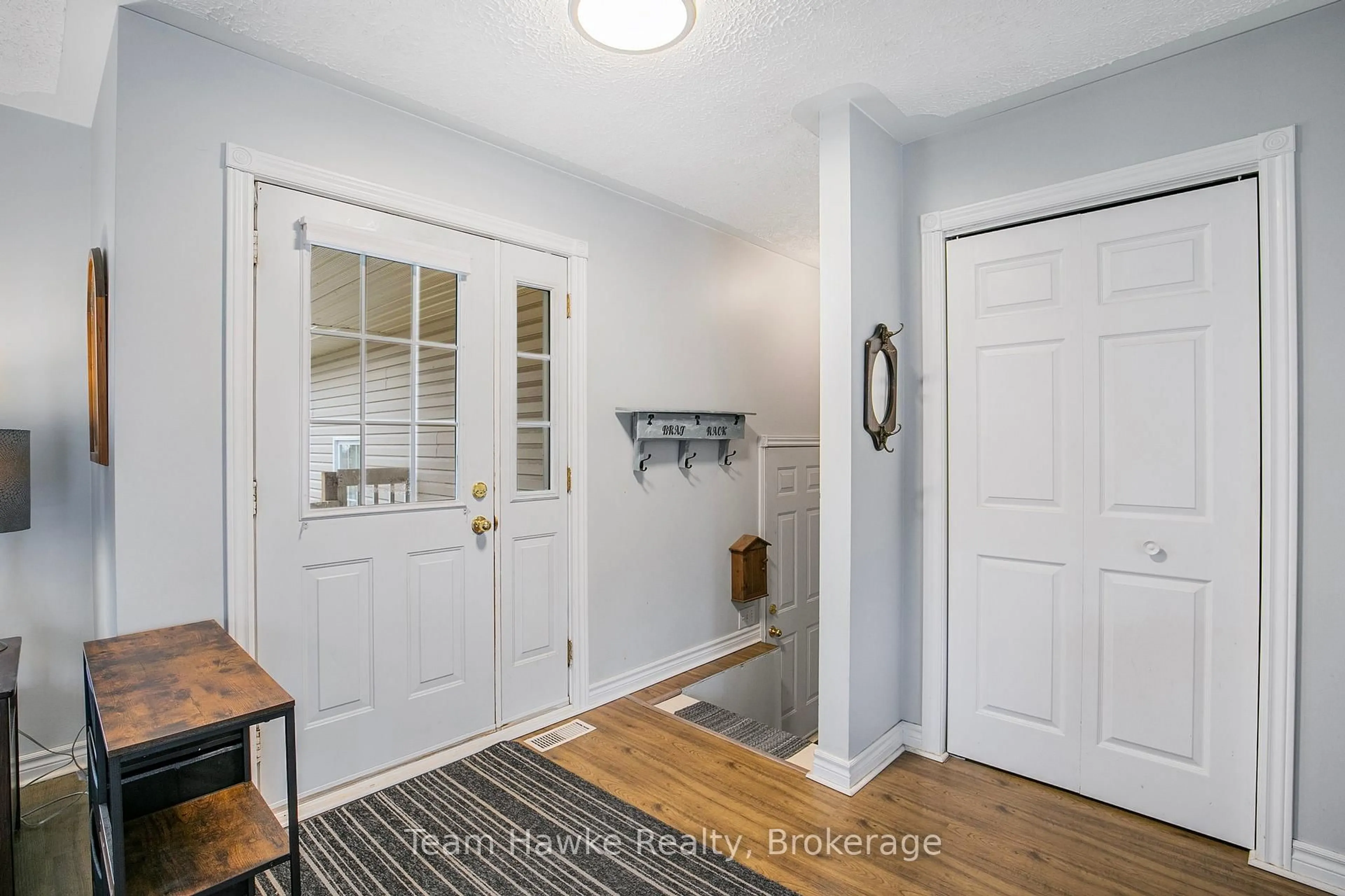 Indoor entryway for 22 LAURIER Blvd, Tiny Ontario L9M 0J2