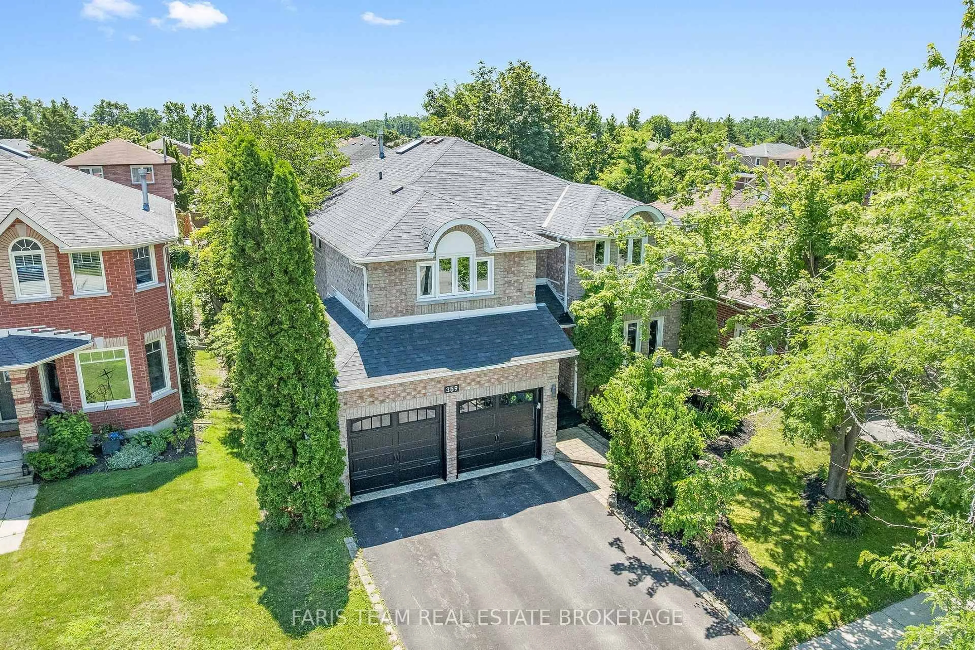 A pic from outside/outdoor area/front of a property/back of a property/a pic from drone, street for 359 Cundles Rd, Barrie Ontario L4N 7C8