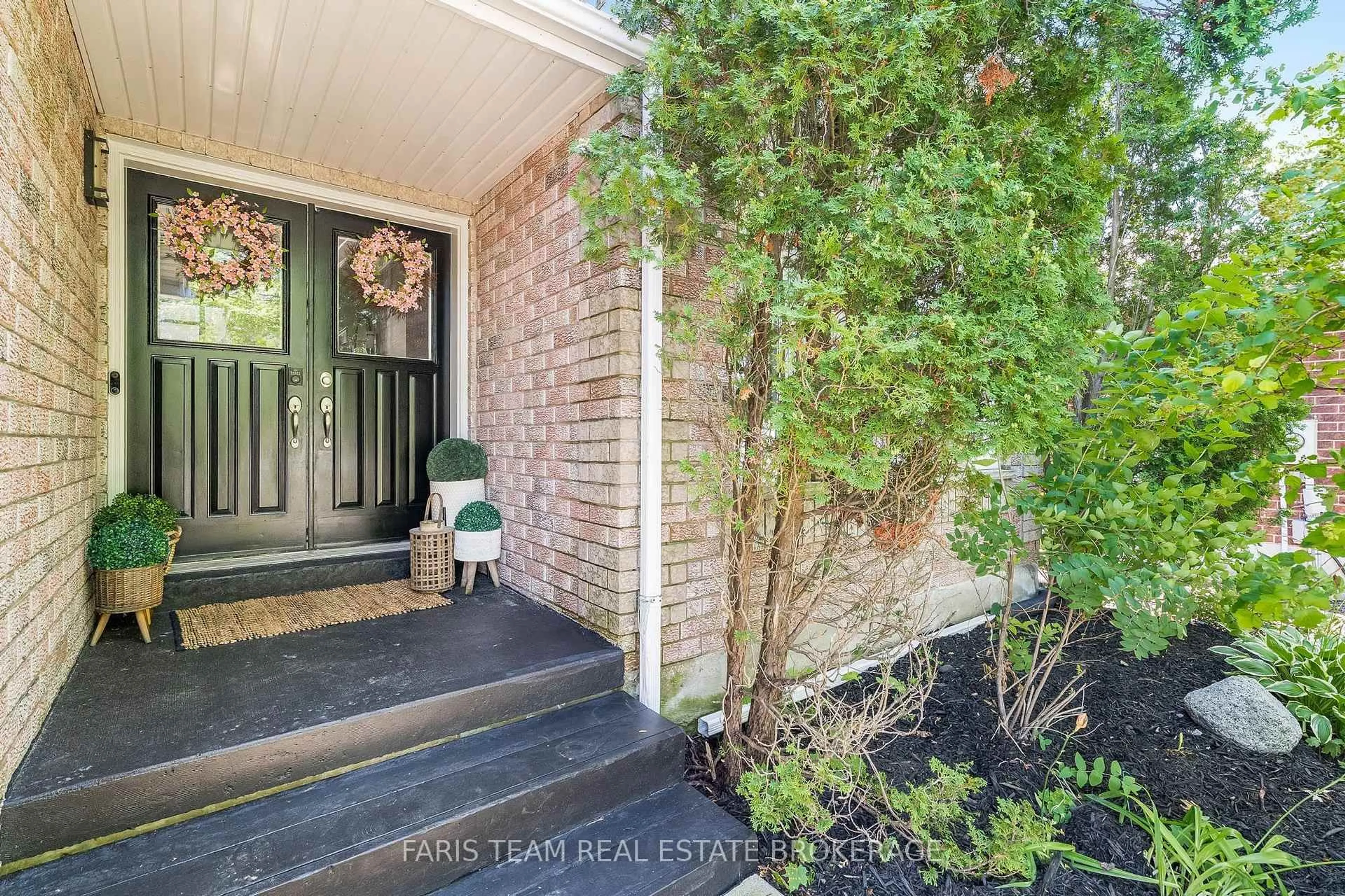 Indoor entryway for 359 Cundles Rd, Barrie Ontario L4N 7C8