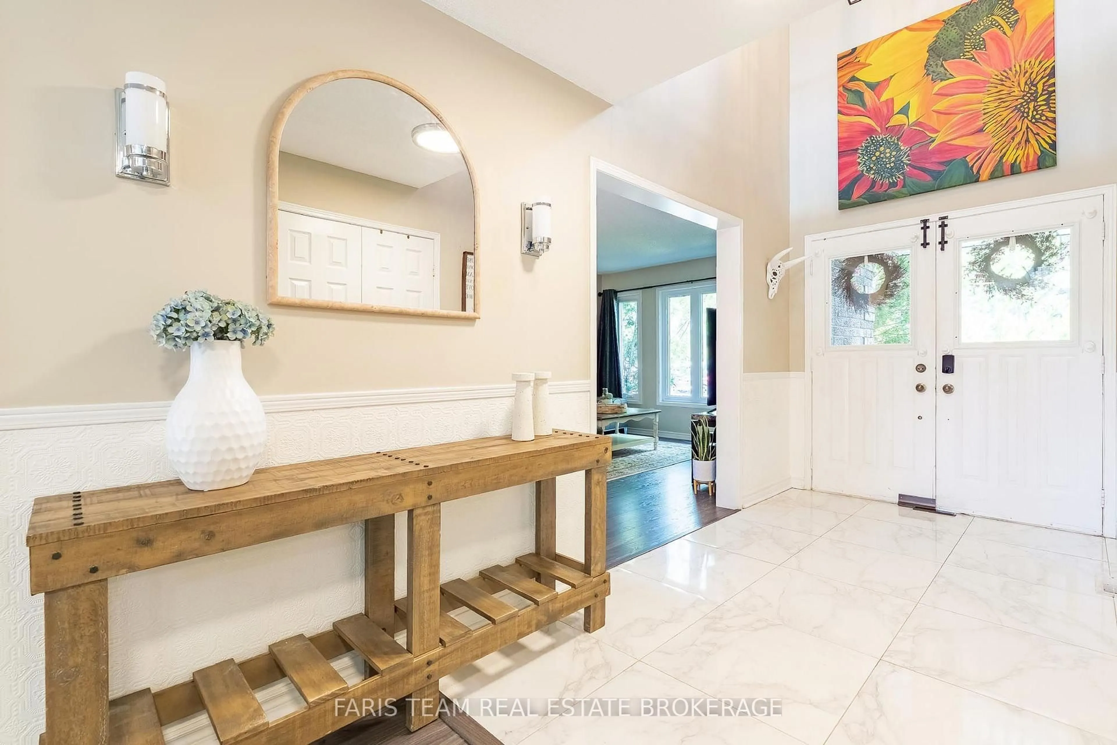 Indoor entryway for 359 Cundles Rd, Barrie Ontario L4N 7C8