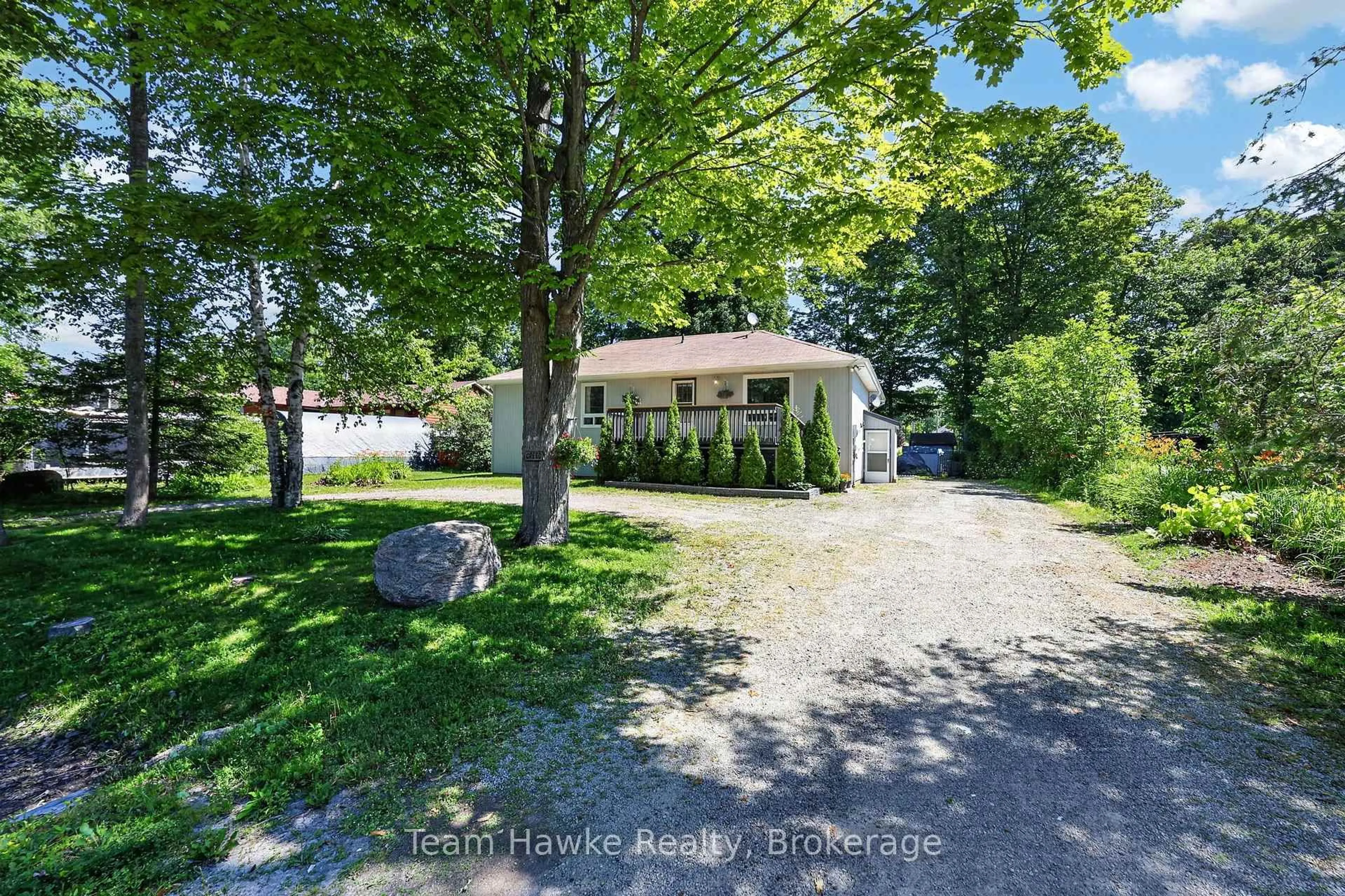 A pic from outside/outdoor area/front of a property/back of a property/a pic from drone, street for 37 Bellehumeur Rd, Tiny Ontario L9M 0J1
