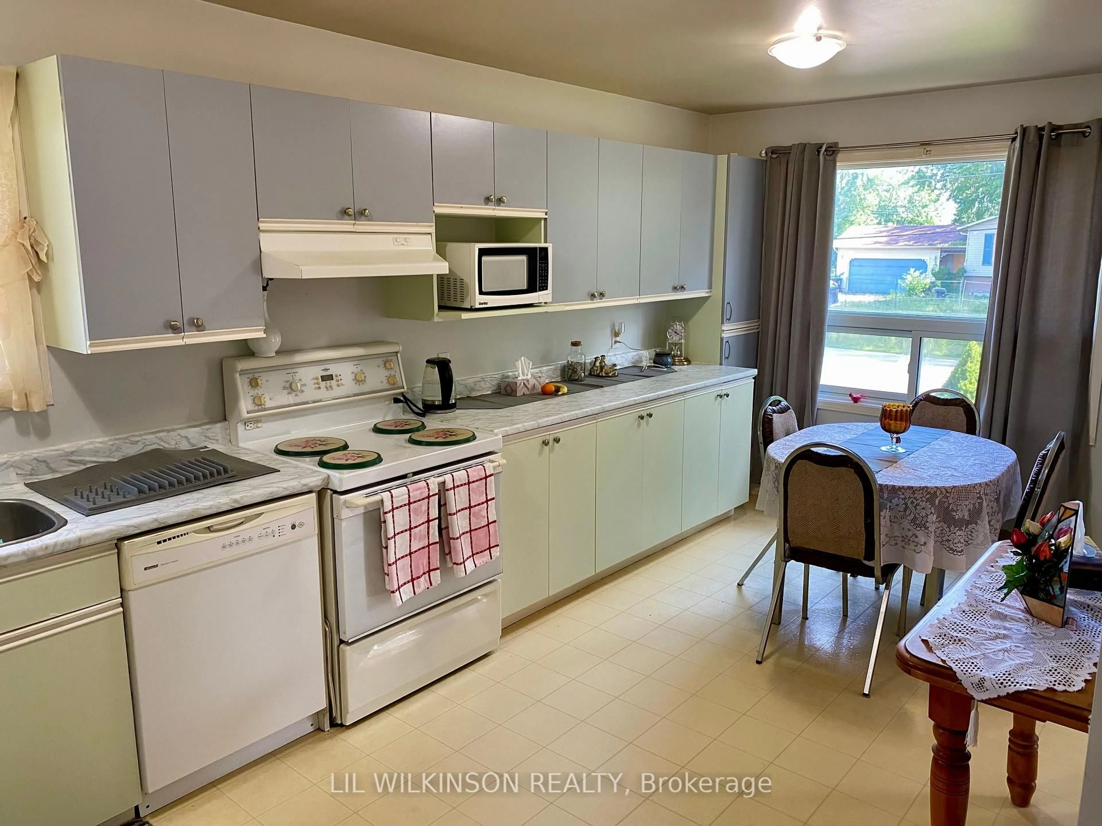 Standard kitchen, unknown for 4 Sunset Cres, Severn Ontario L0K 1E0
