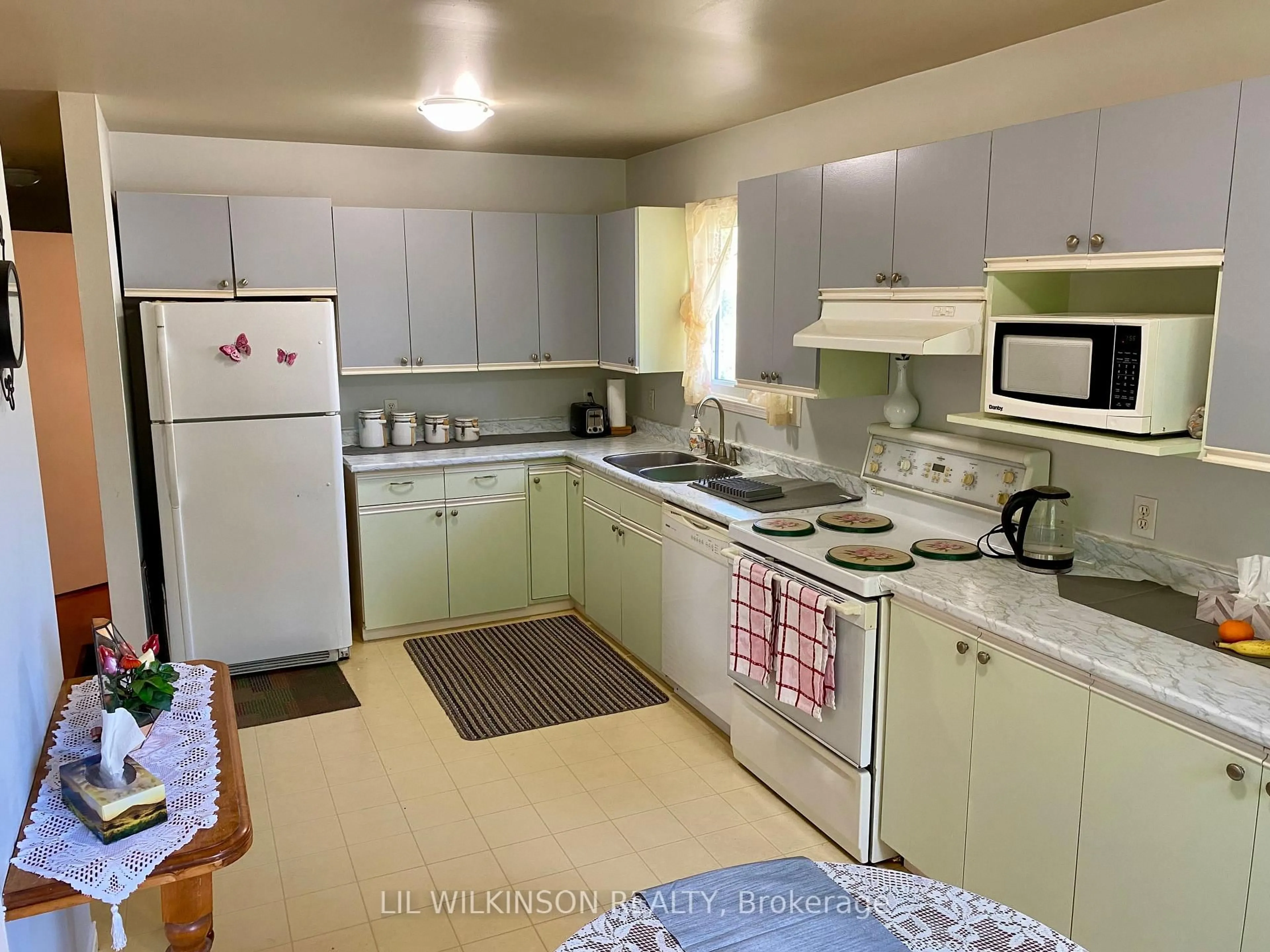 Standard kitchen, ceramic/tile floor for 4 Sunset Cres, Severn Ontario L0K 1E0