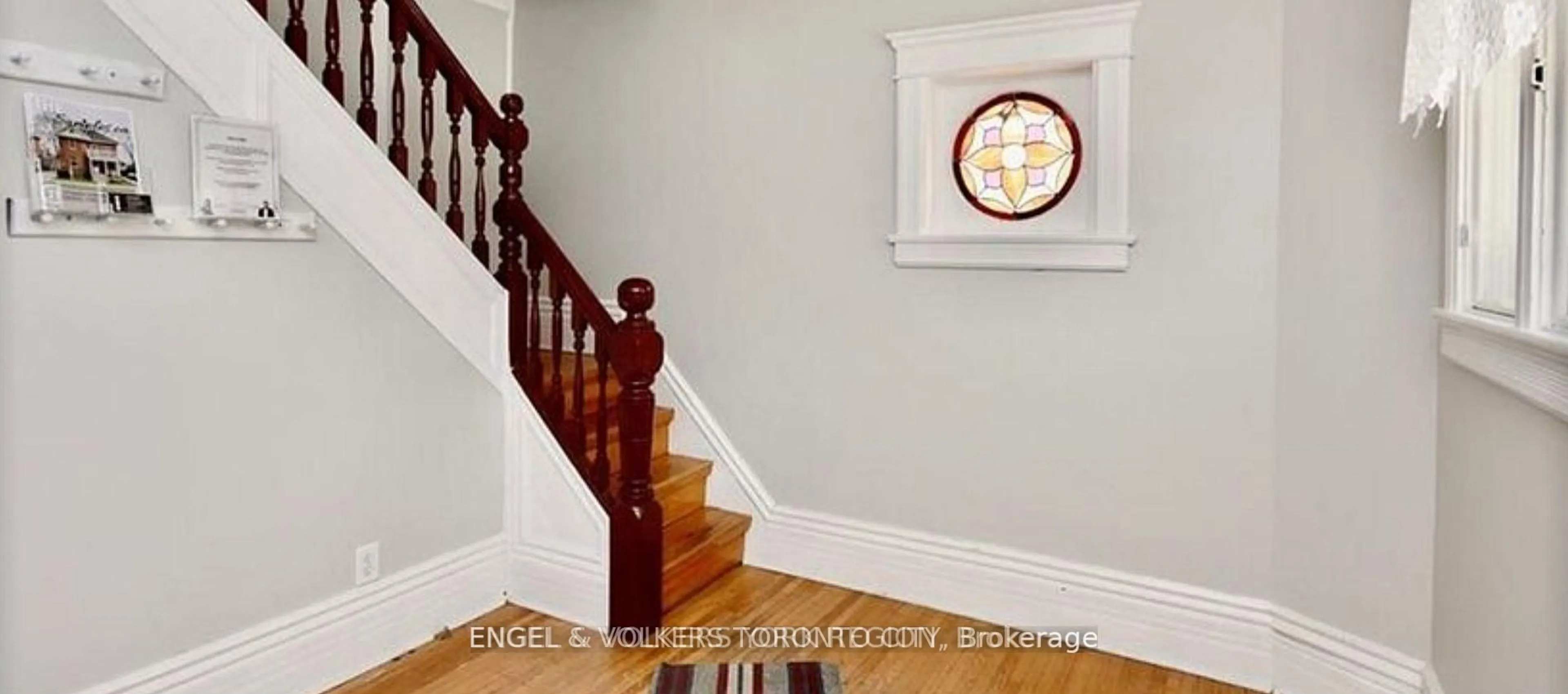 Indoor foyer for 127 Burton Ave, Barrie Ontario L4N 2R6