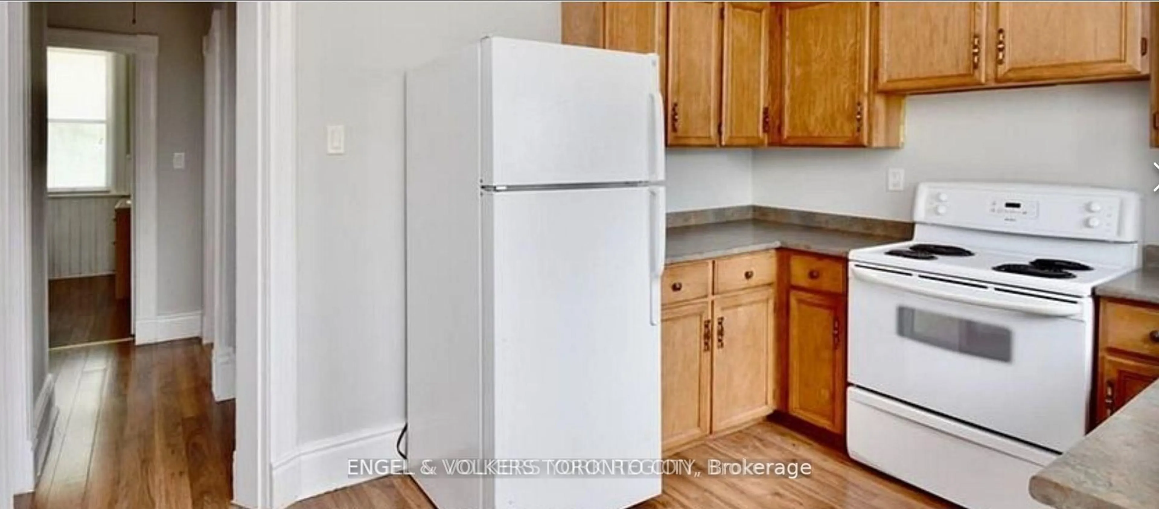 Standard kitchen, wood/laminate floor for 127 Burton Ave, Barrie Ontario L4N 2R6