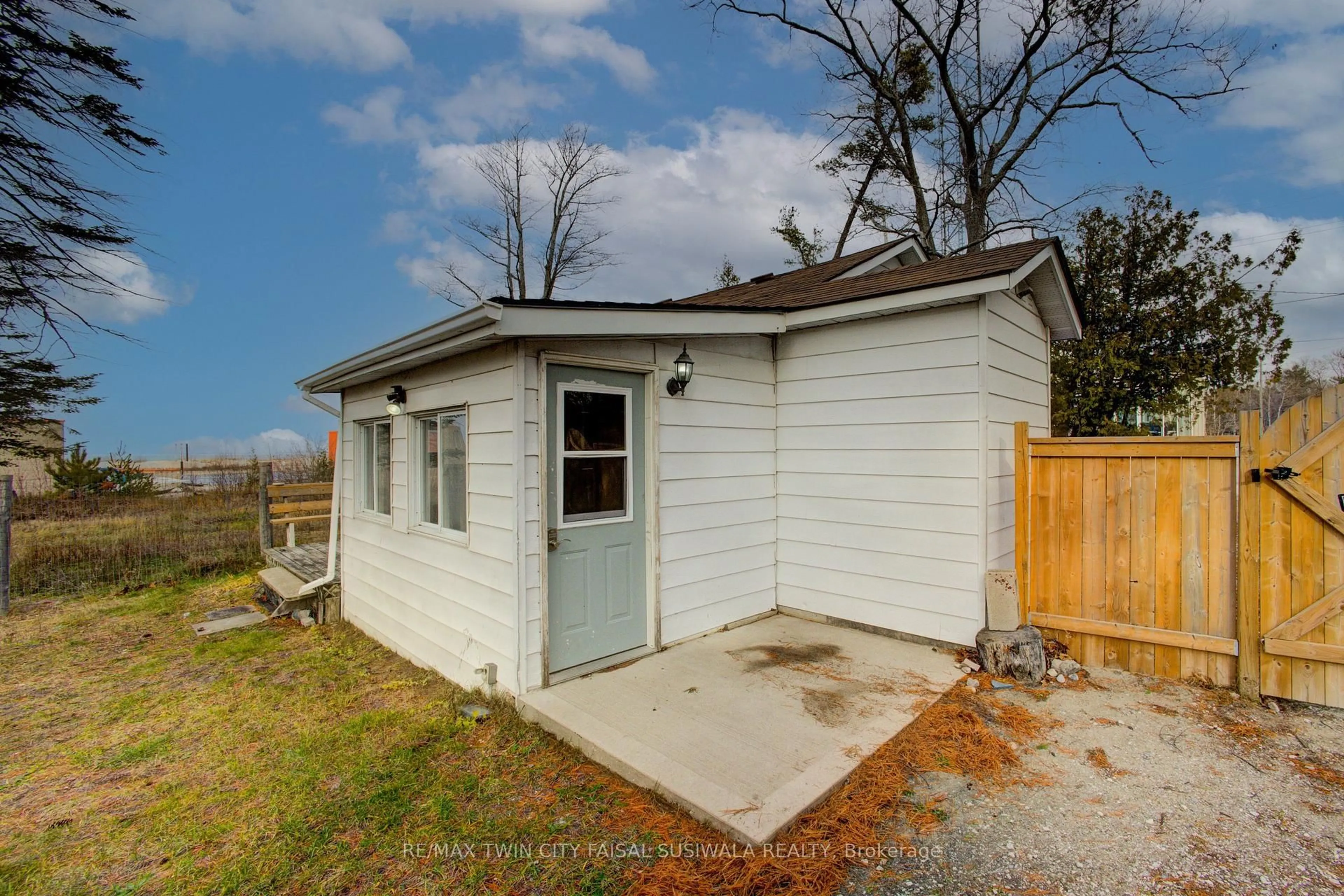 Shed for 16 ZOO PARK Rd, Wasaga Beach Ontario L9Z 2L8