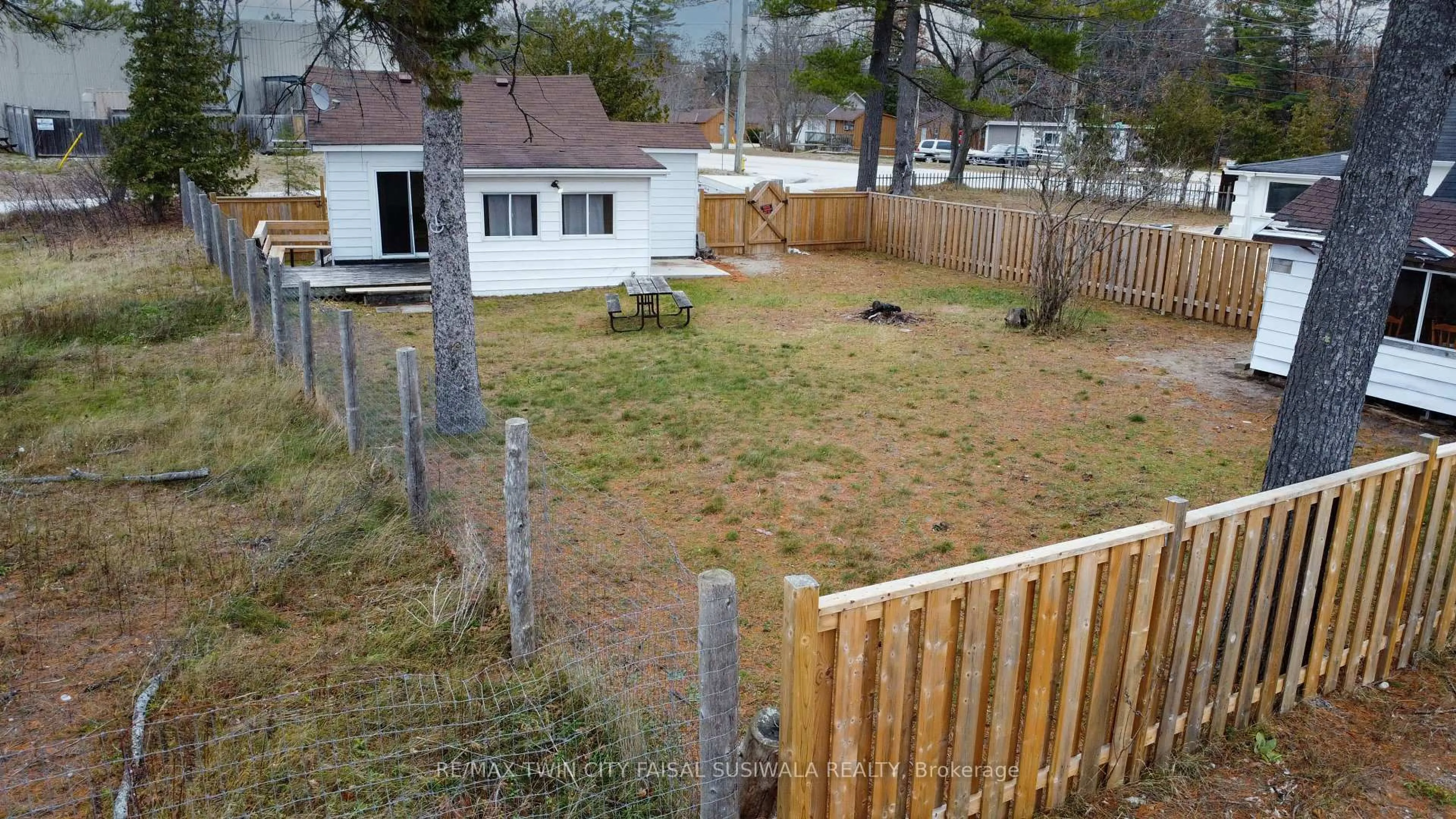 A pic from outside/outdoor area/front of a property/back of a property/a pic from drone, street for 16 ZOO PARK Rd, Wasaga Beach Ontario L9Z 2L8