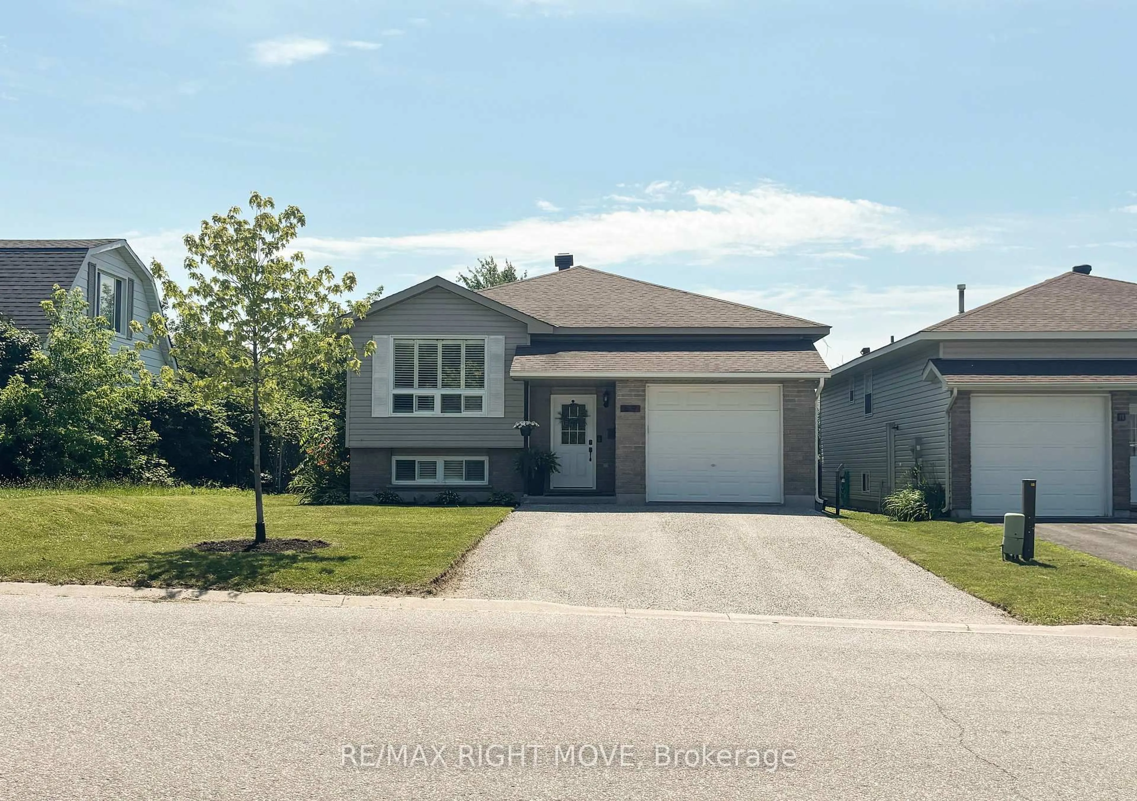 Home with vinyl exterior material, street for 69 Calverley St, Orillia Ontario L3V 3T3