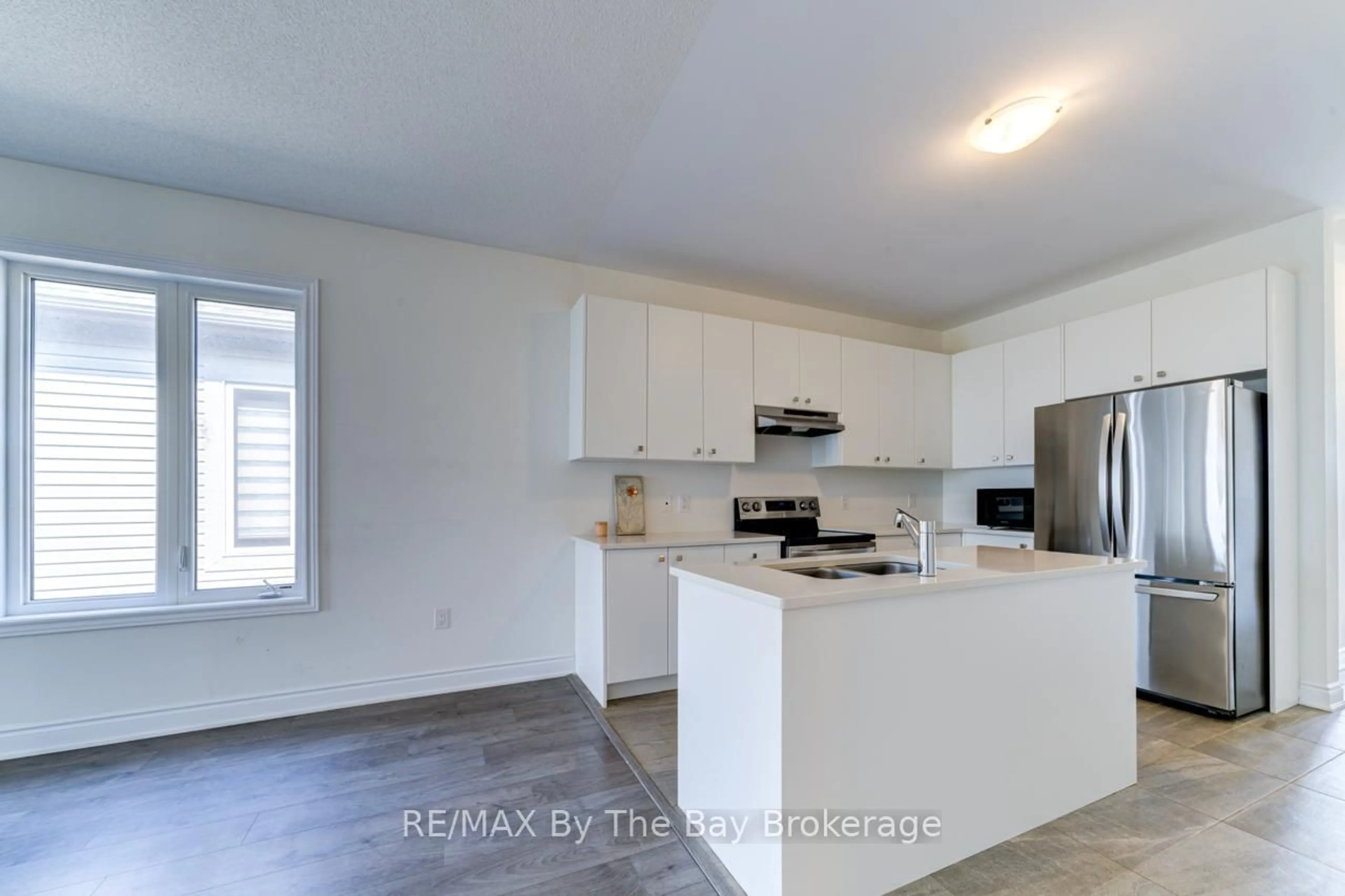 Open concept kitchen, unknown for 15 Union Blvd, Wasaga Beach Ontario L9Z 0M6