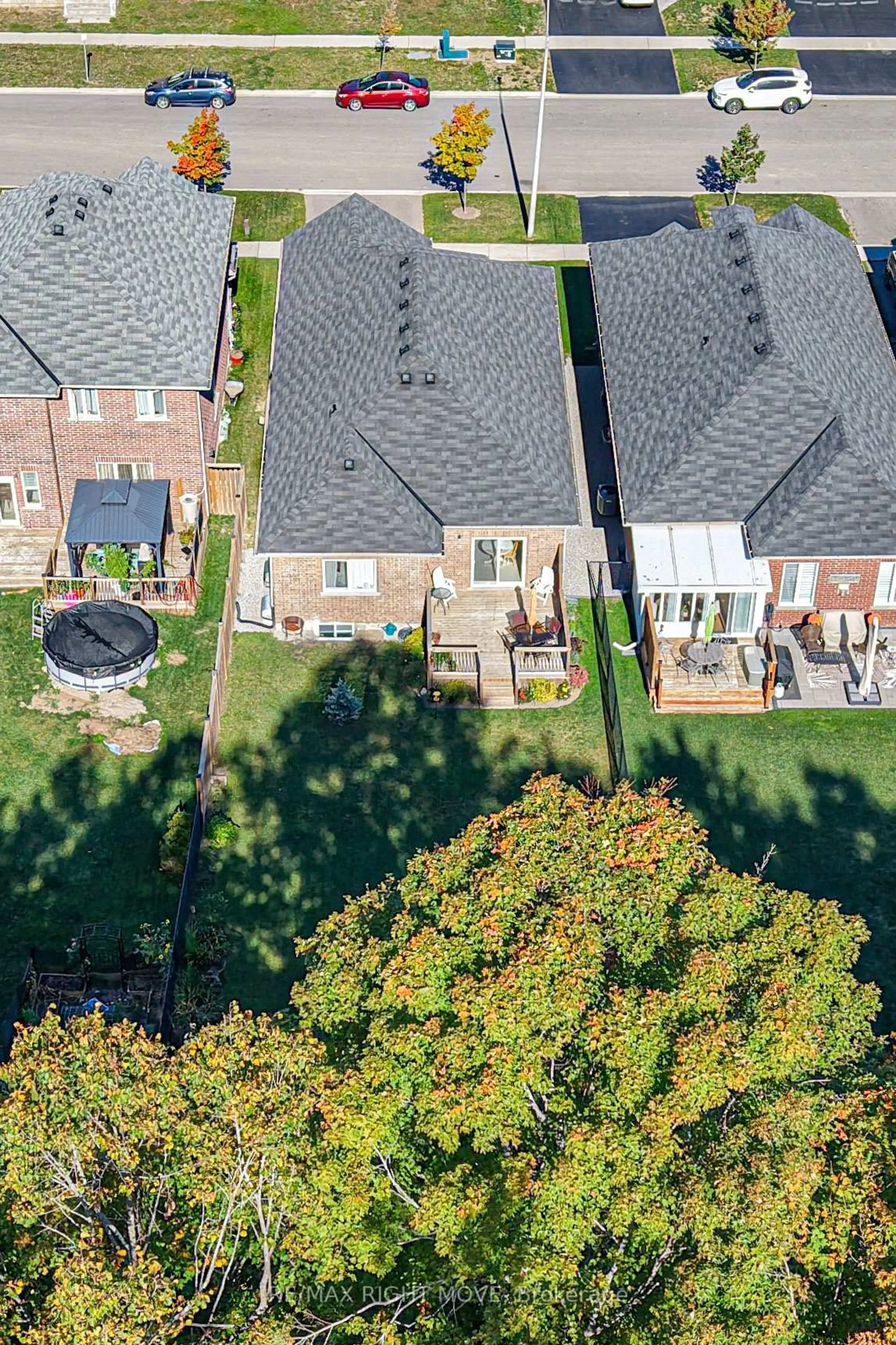 A pic from outside/outdoor area/front of a property/back of a property/a pic from drone, city buildings view from balcony for 2997 Stone Ridge Blvd, Orillia Ontario L3V 8J5