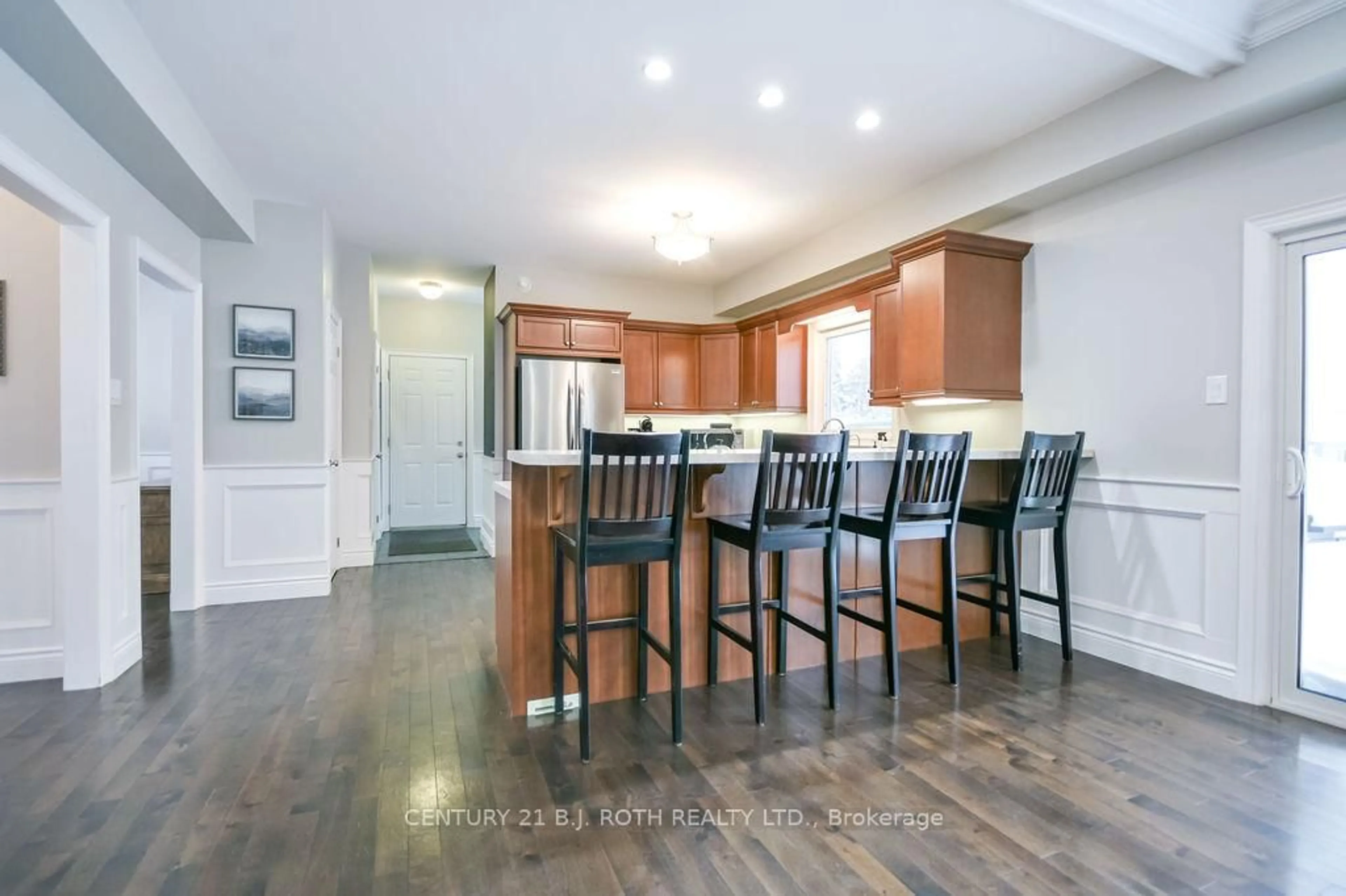 Open concept kitchen, wood/laminate floor for 3 BRECHIN Cres, Oro-Medonte Ontario L0K 1N0