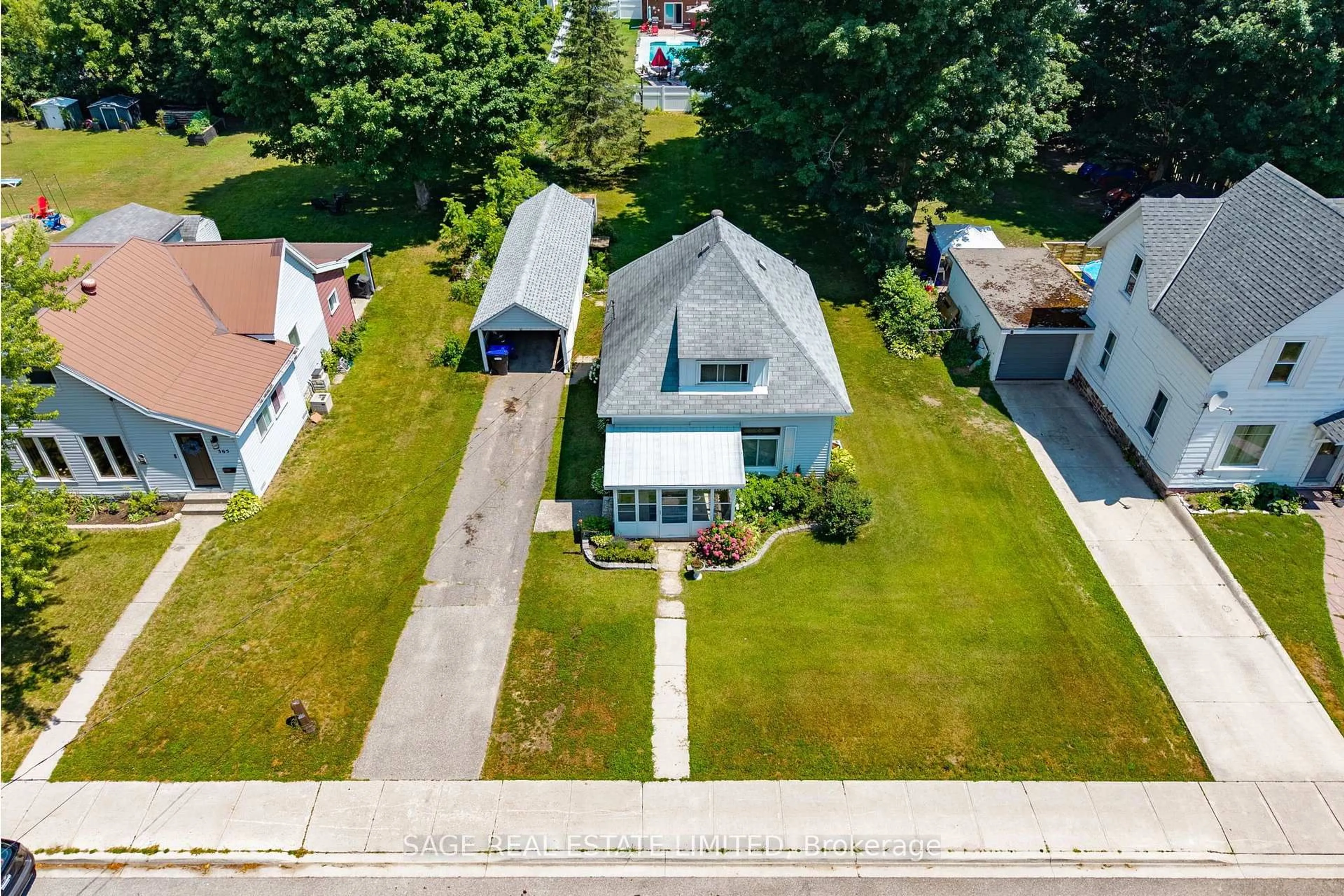 A pic from outside/outdoor area/front of a property/back of a property/a pic from drone, street for 369 Queen St, Midland Ontario L4R 3H6