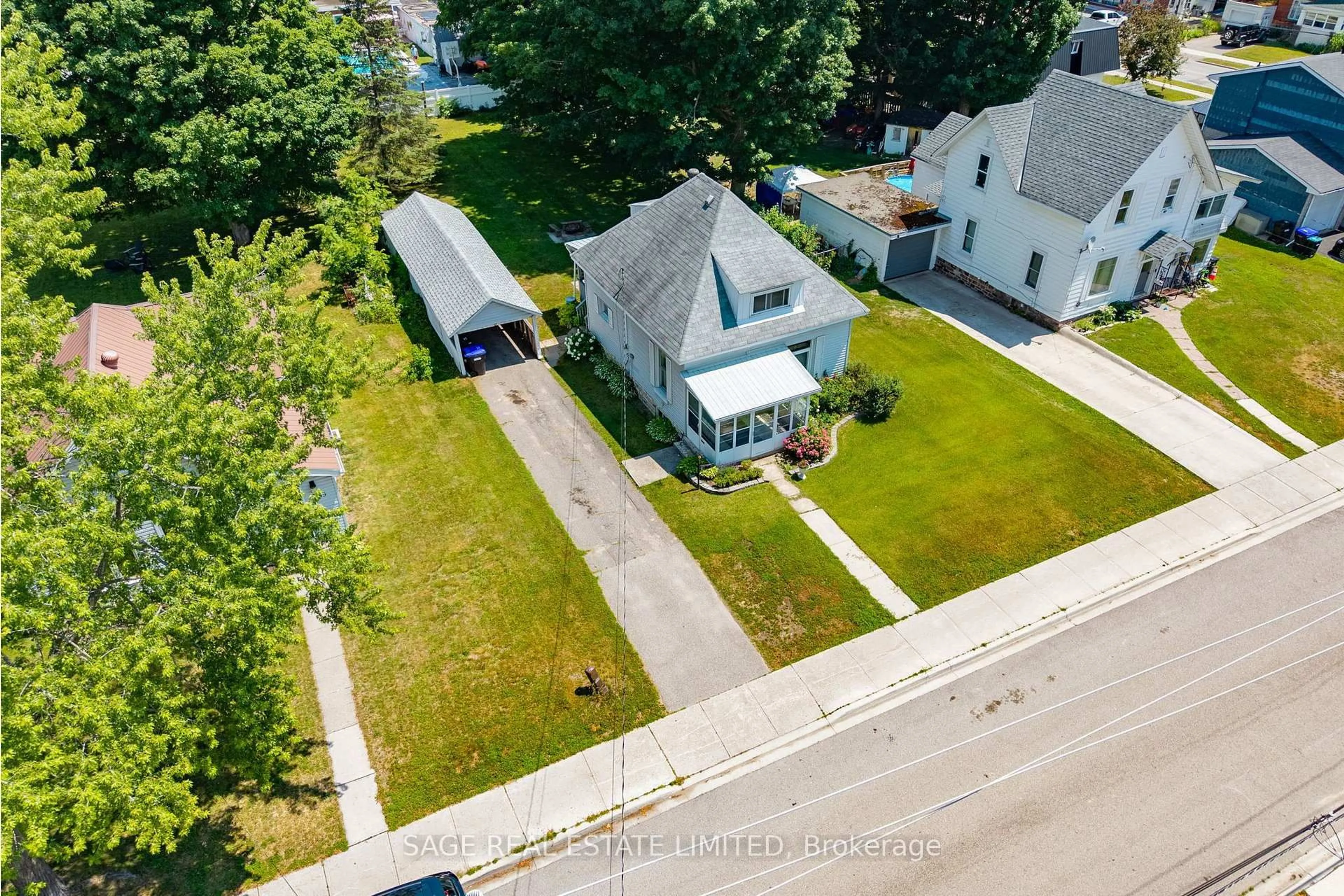A pic from outside/outdoor area/front of a property/back of a property/a pic from drone, street for 369 Queen St, Midland Ontario L4R 3H6
