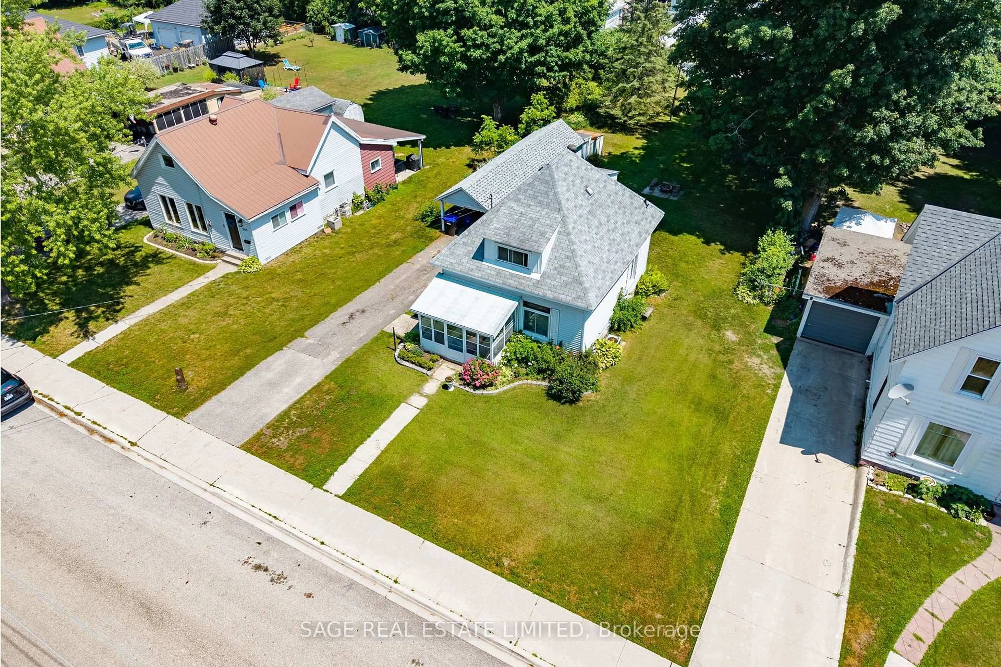 A pic from outside/outdoor area/front of a property/back of a property/a pic from drone, street for 369 Queen St, Midland Ontario L4R 3H6