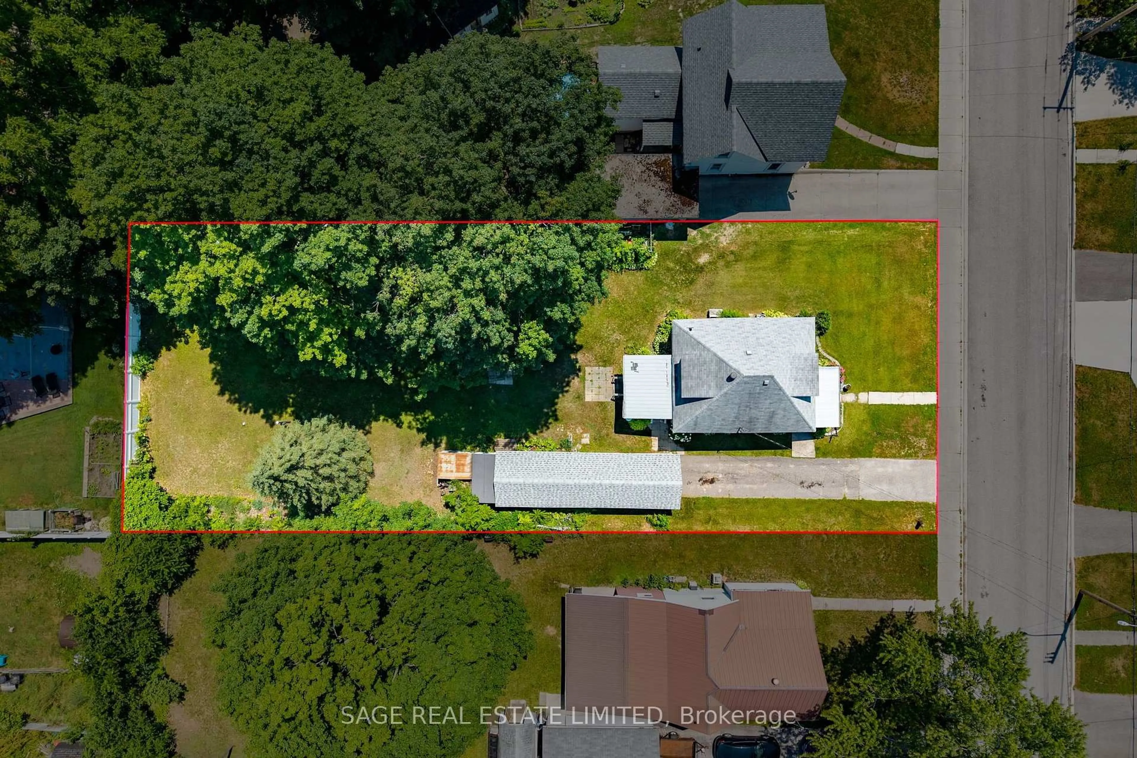 A pic from outside/outdoor area/front of a property/back of a property/a pic from drone, street for 369 Queen St, Midland Ontario L4R 3H6