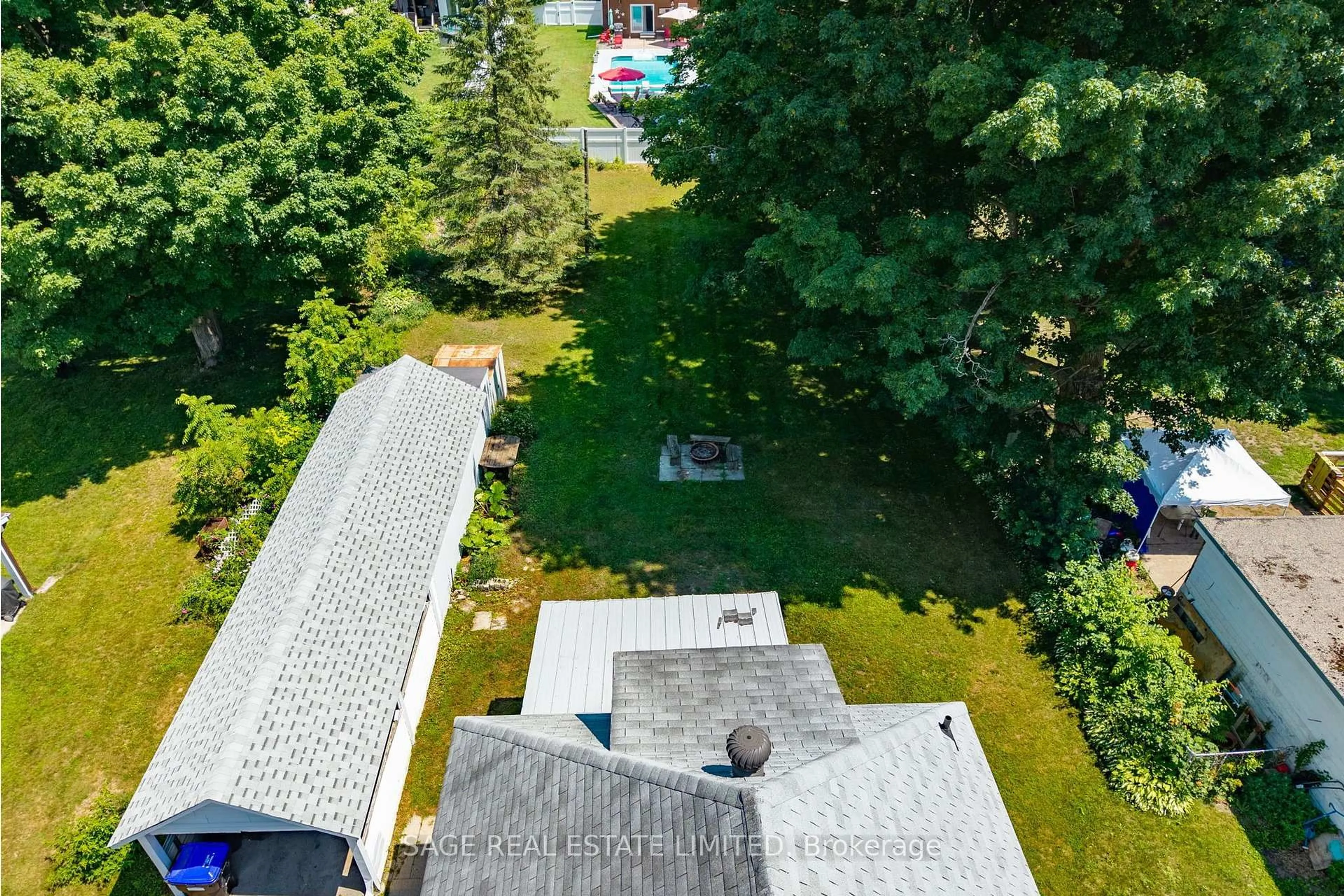 A pic from outside/outdoor area/front of a property/back of a property/a pic from drone, unknown for 369 Queen St, Midland Ontario L4R 3H6