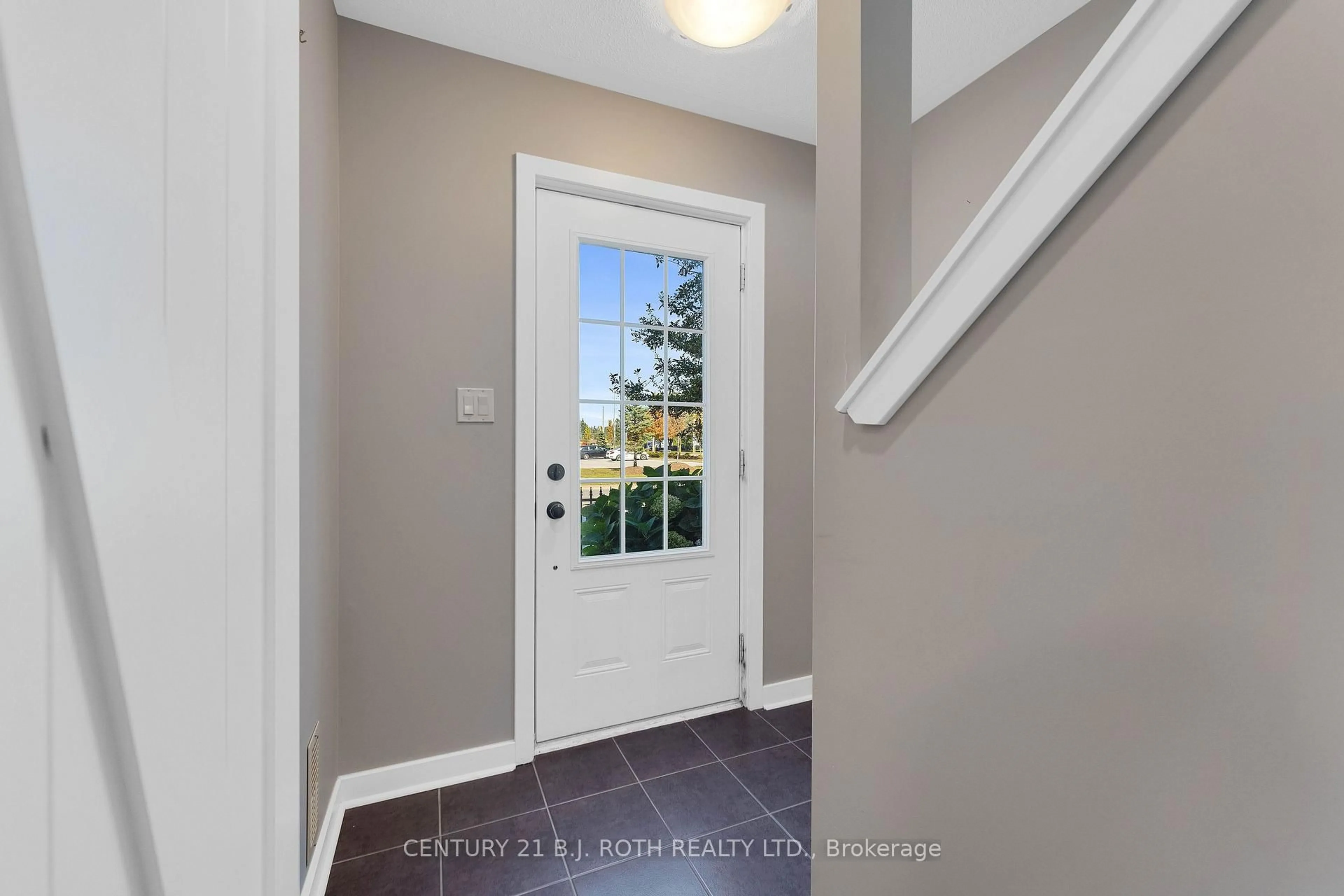 Indoor entryway for 91 Coughlin Rd #13, Barrie Ontario L4N 0L6