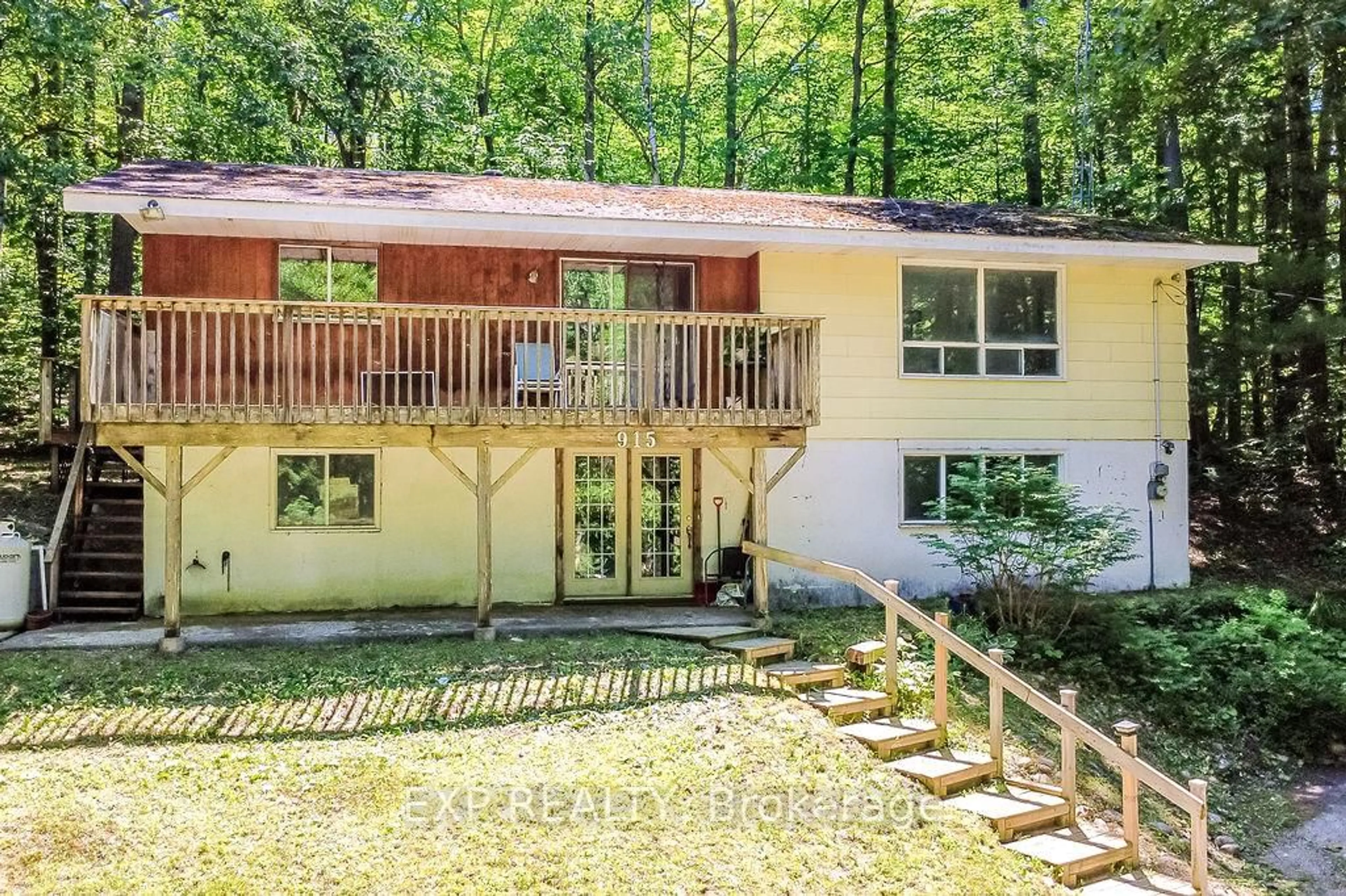 A pic from outside/outdoor area/front of a property/back of a property/a pic from drone, forest/trees view for 915 Vindin St, Midland Ontario L4R 4L9