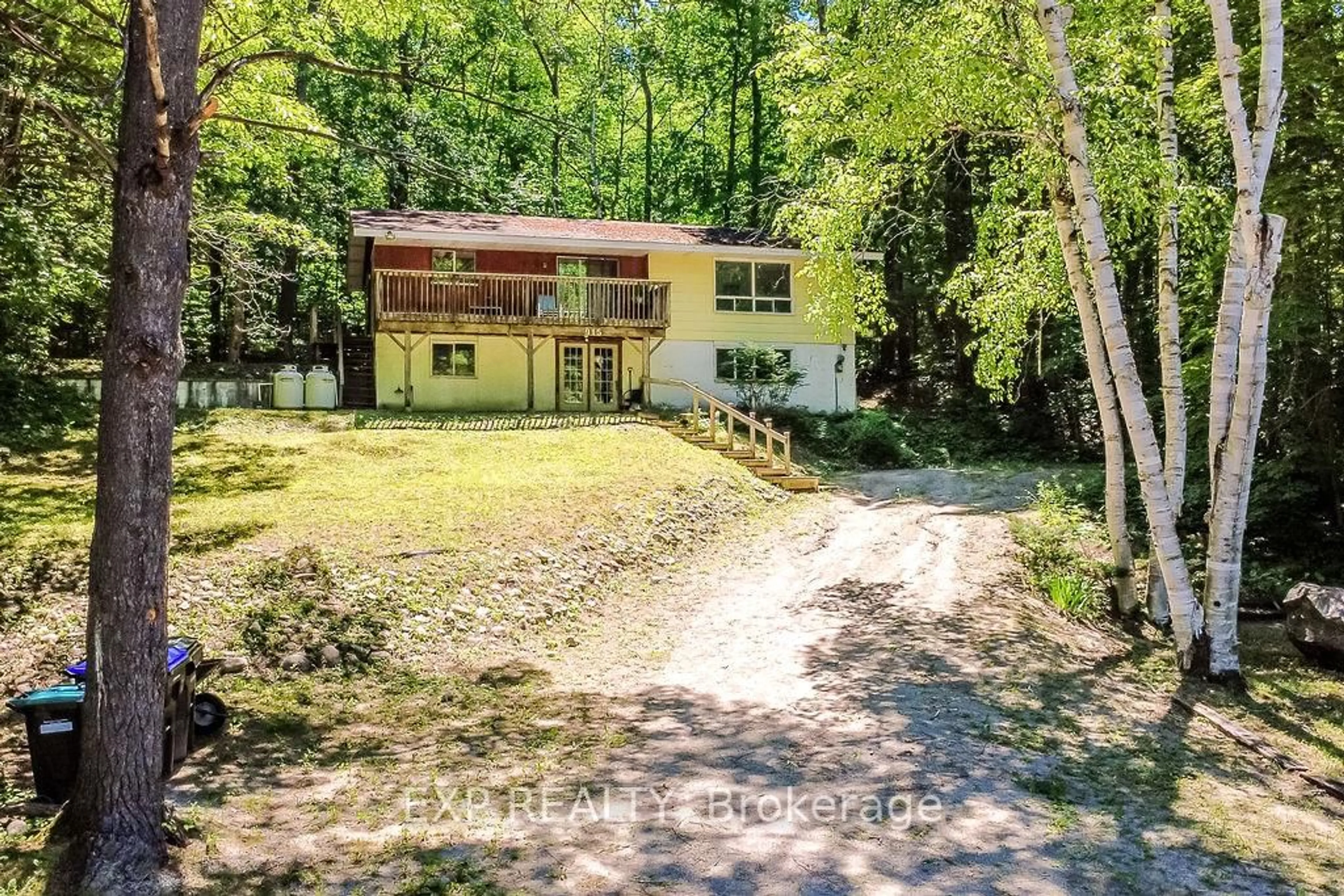 A pic from outside/outdoor area/front of a property/back of a property/a pic from drone, unknown for 915 Vindin St, Midland Ontario L4R 4L9