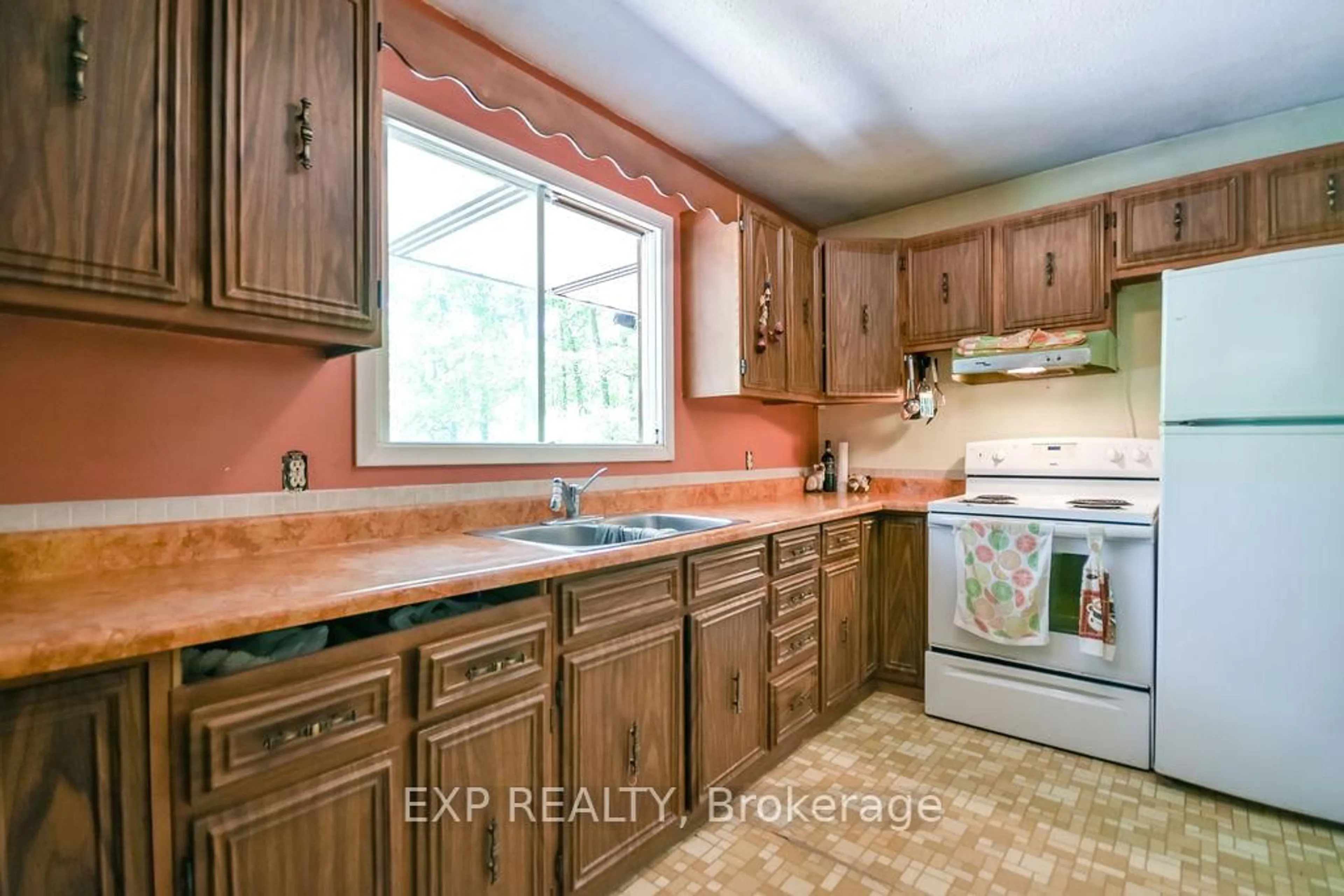 Standard kitchen, unknown for 915 Vindin St, Midland Ontario L4R 4L9