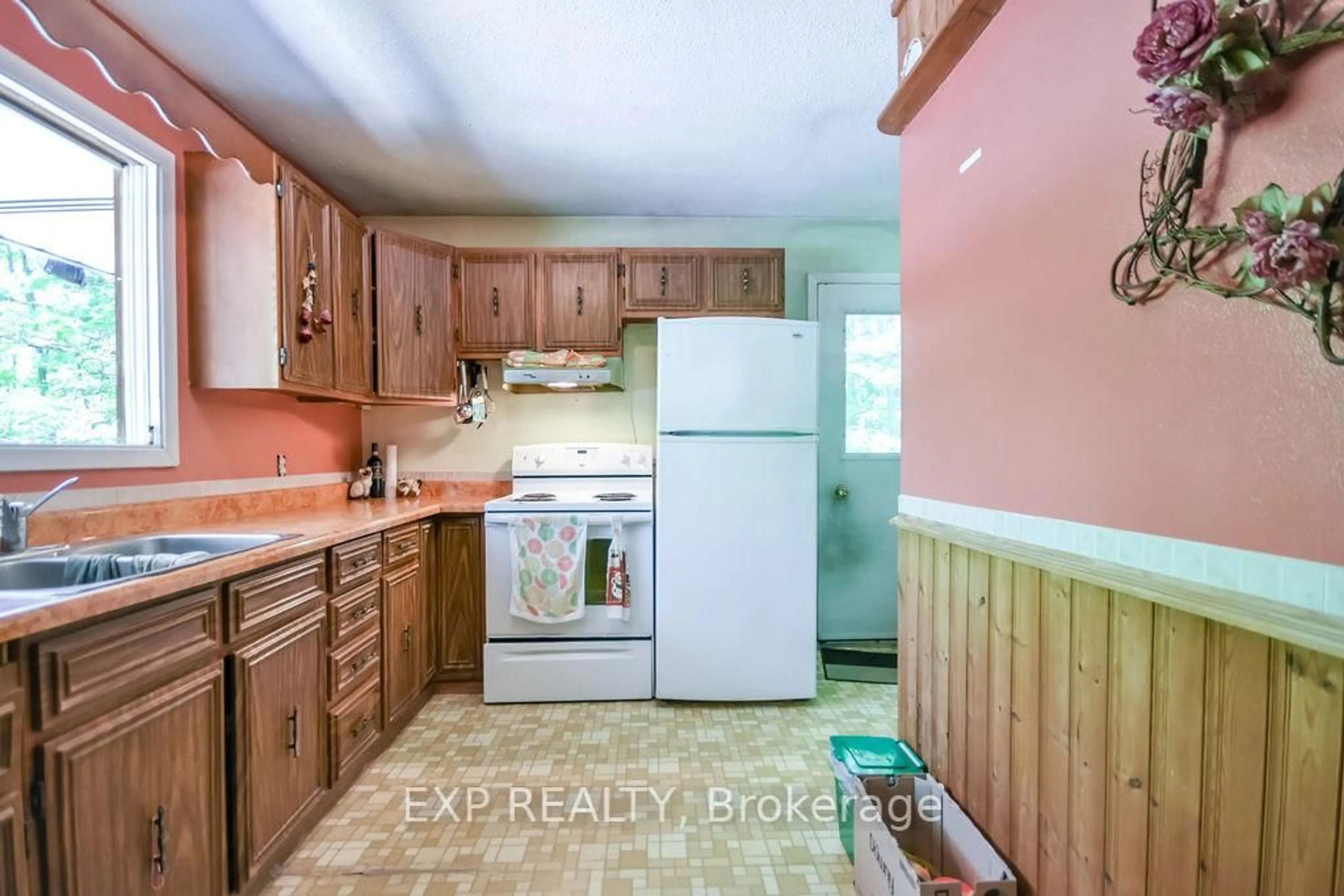 Standard kitchen, unknown for 915 Vindin St, Midland Ontario L4R 4L9