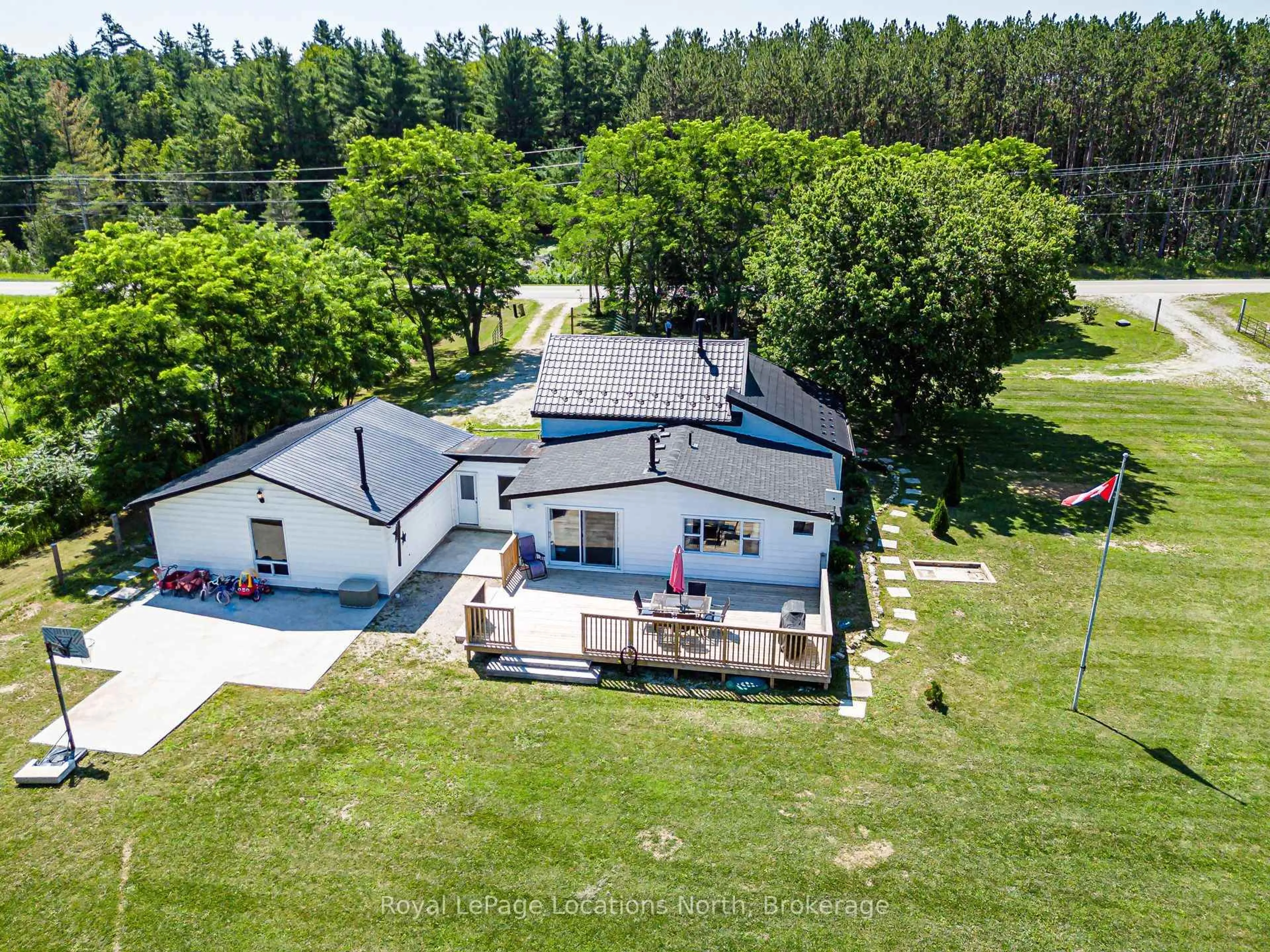 A pic from outside/outdoor area/front of a property/back of a property/a pic from drone, unknown for 4080 12 Concession, Clearview Ontario L0M 1S0