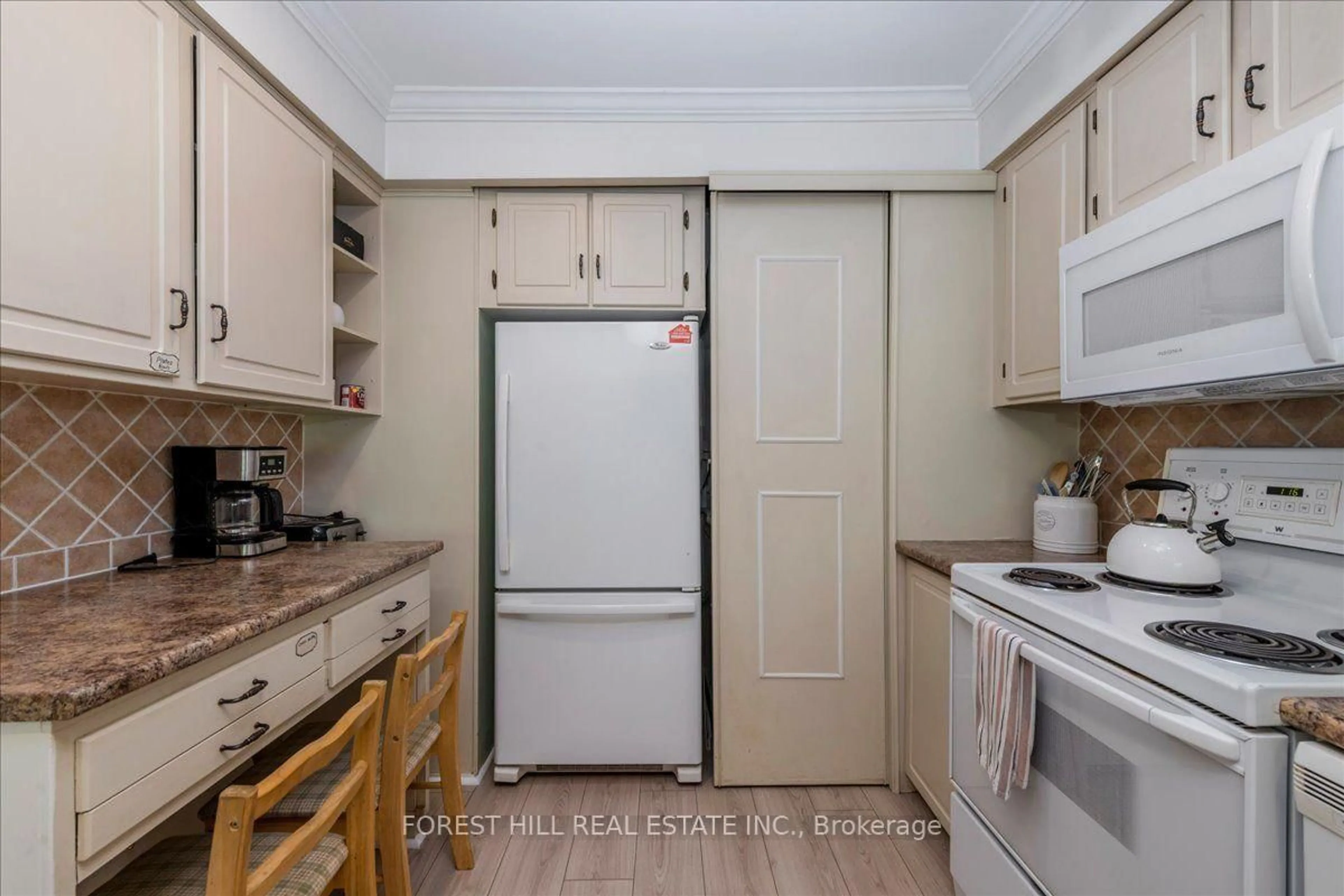 Standard kitchen, unknown for 4 Paradise Blvd #27, Ramara Ontario L0K 1B0