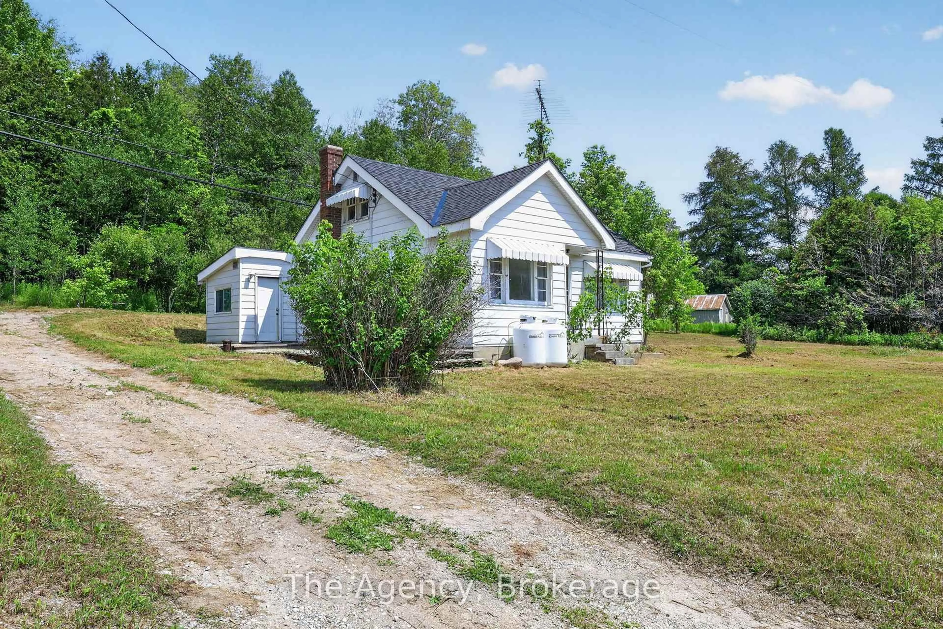 A pic from outside/outdoor area/front of a property/back of a property/a pic from drone, building for 11401 Highway 12, Severn Ontario L0K 1E0