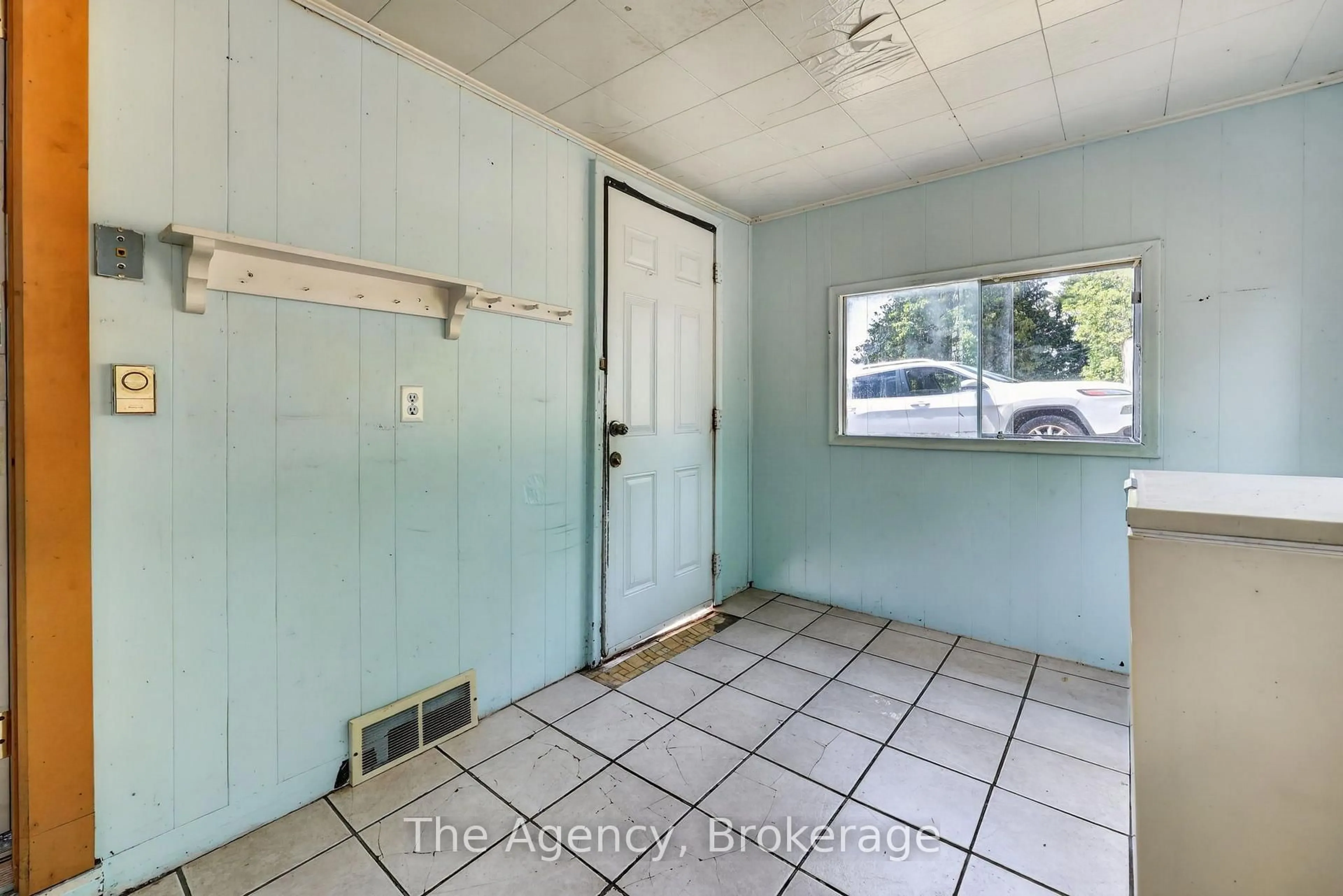 Indoor entryway for 11401 Highway 12, Severn Ontario L0K 1E0