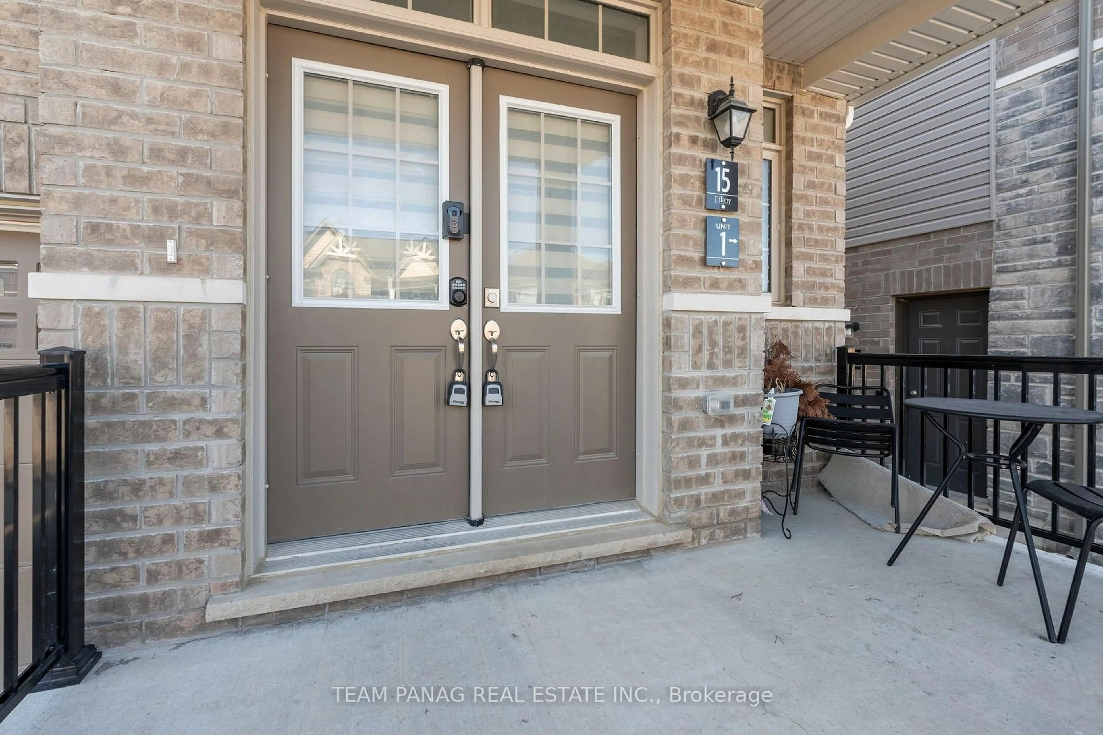 Indoor entryway for 15 Valleybrook Rd, Barrie Ontario L9J 1L4
