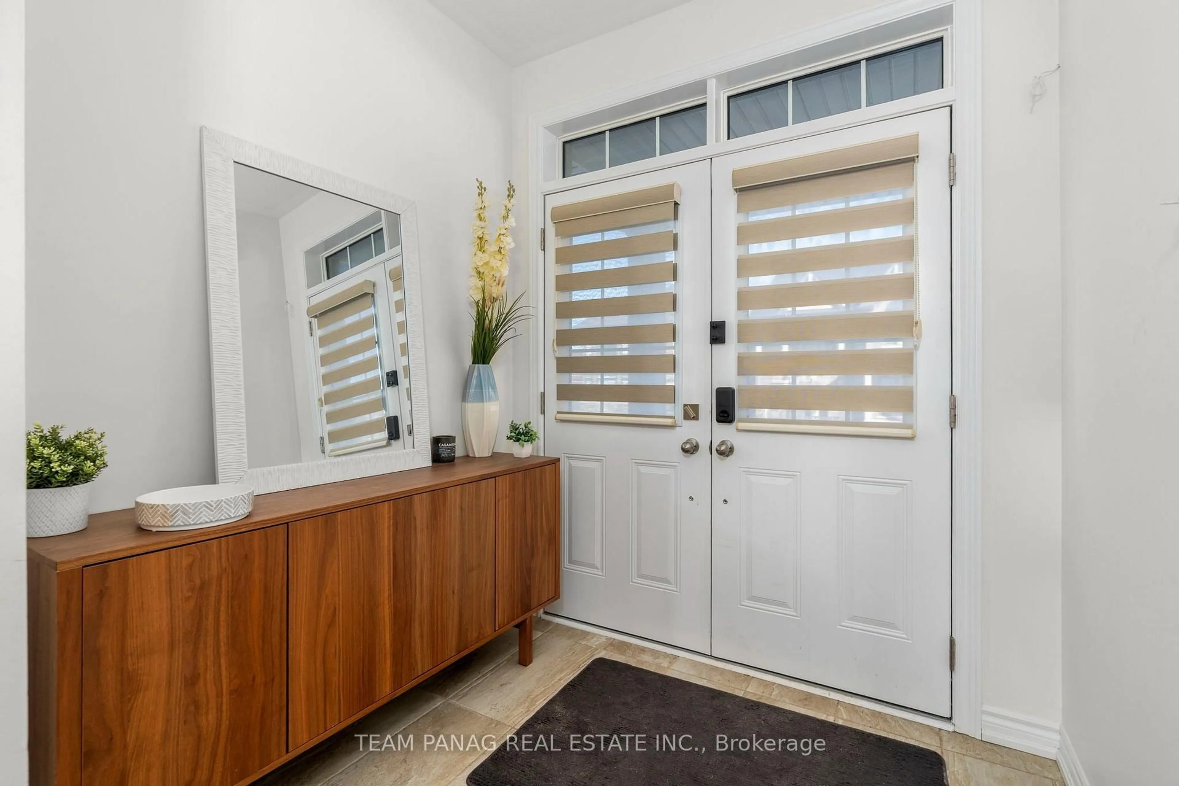 Indoor entryway for 15 Valleybrook Rd, Barrie Ontario L9J 1L4