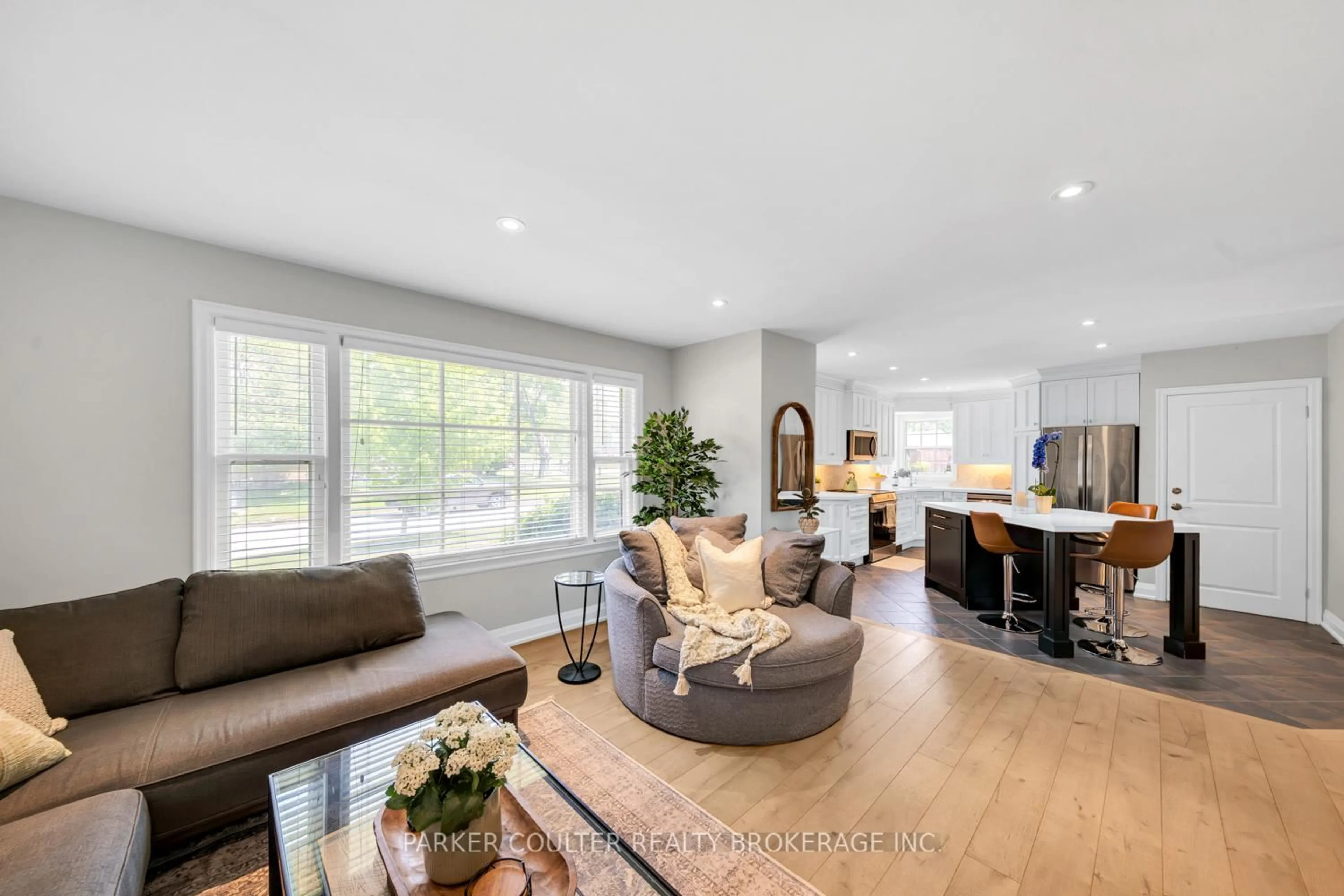 Living room with furniture, unknown for 7 Oakley Park Sq, Barrie Ontario L4M 2J9