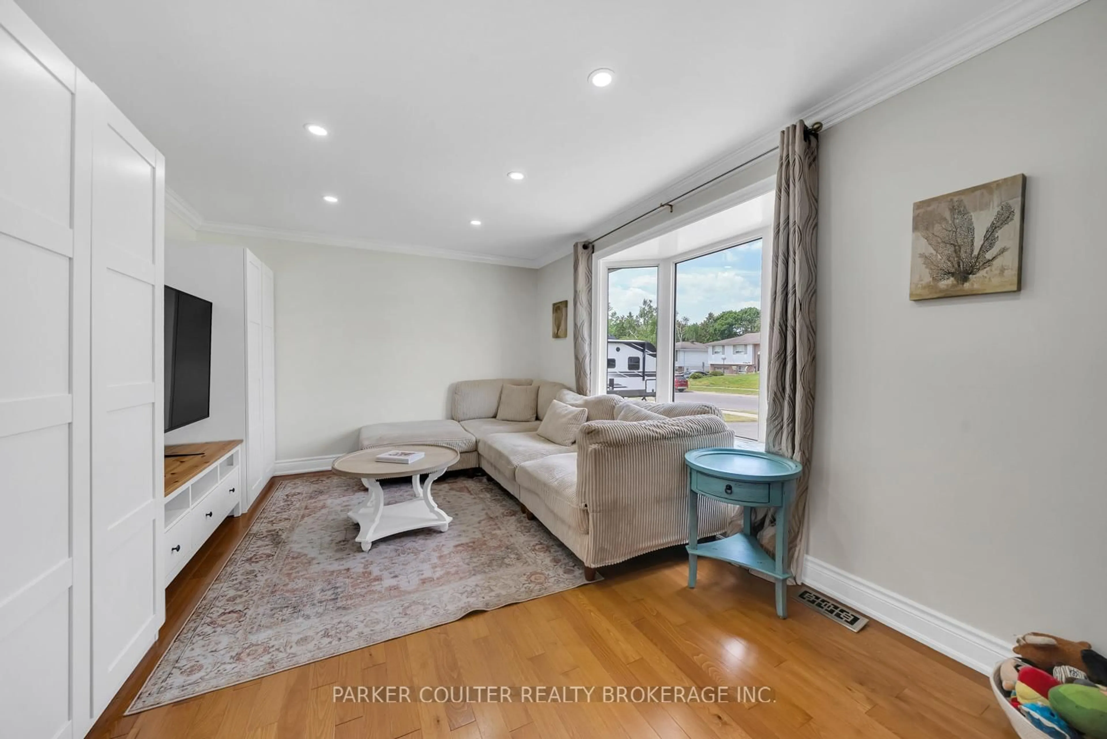 Living room with furniture, unknown for 289 Pine Dr, Barrie Ontario L4N 4J1