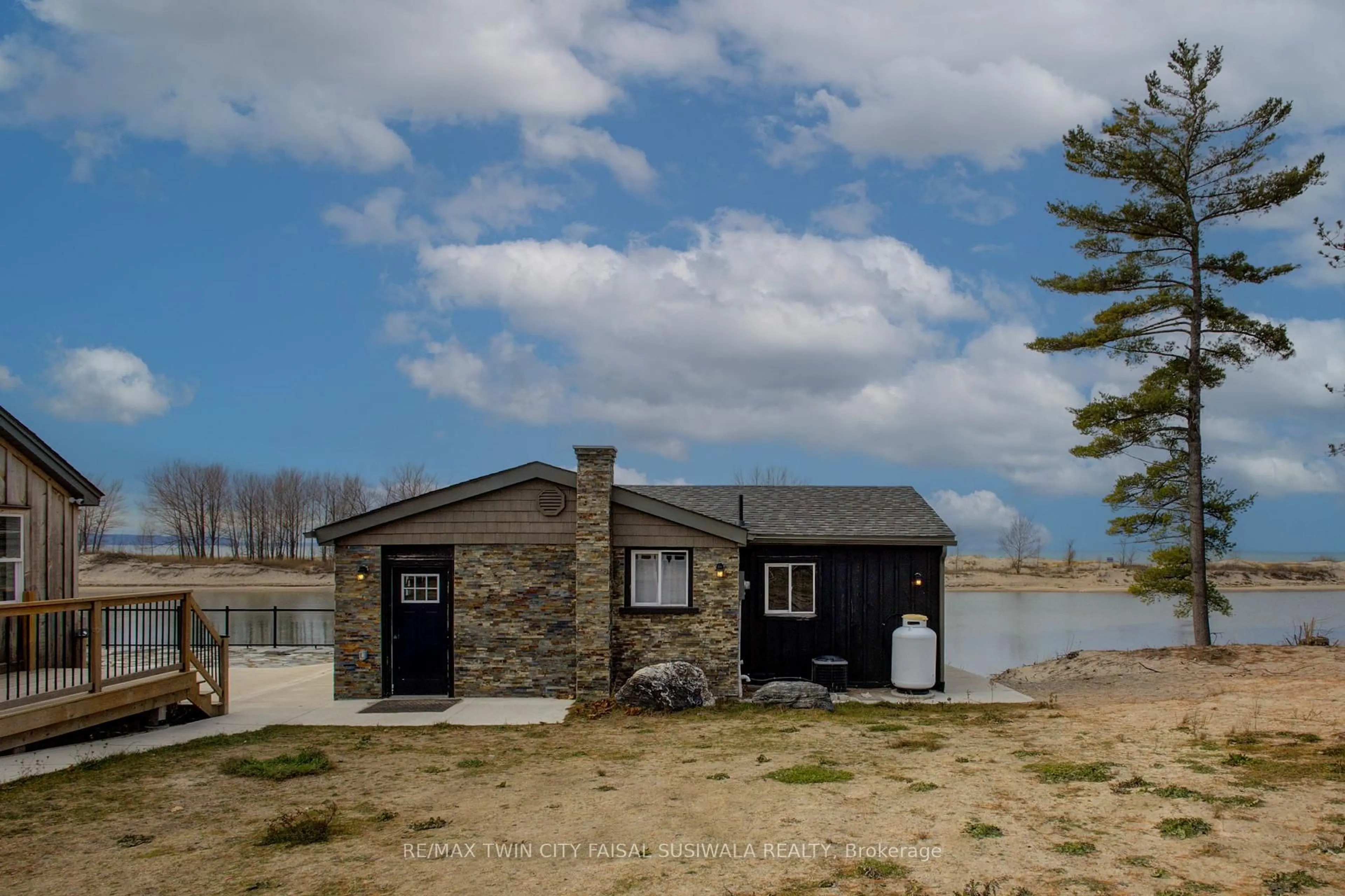 Shed for 4 Browns Lane, Wasaga Beach Ontario L9Z 2L8