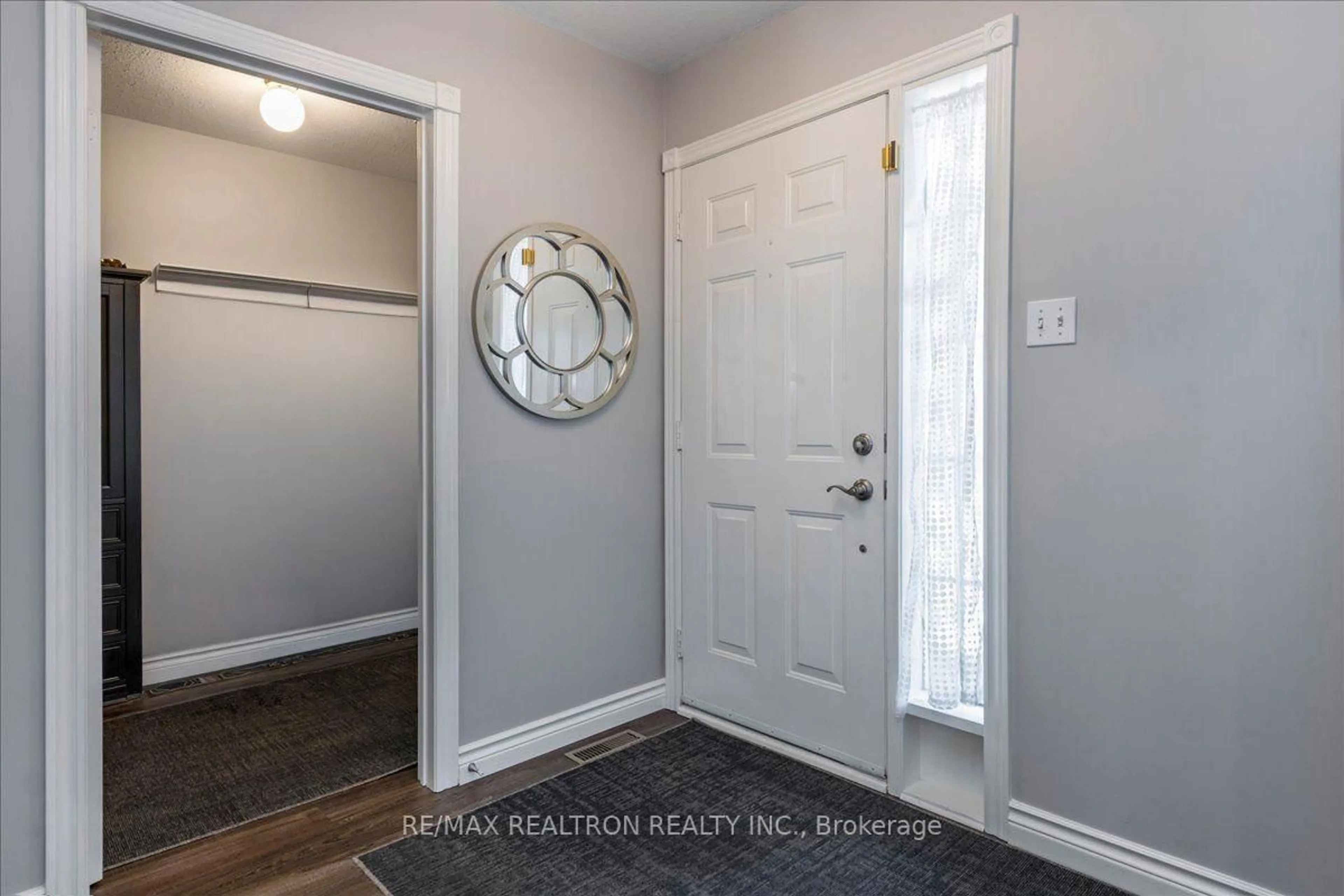 Indoor entryway for 34 O'Shaughnessy Cres, Barrie Ontario L4N 7L8