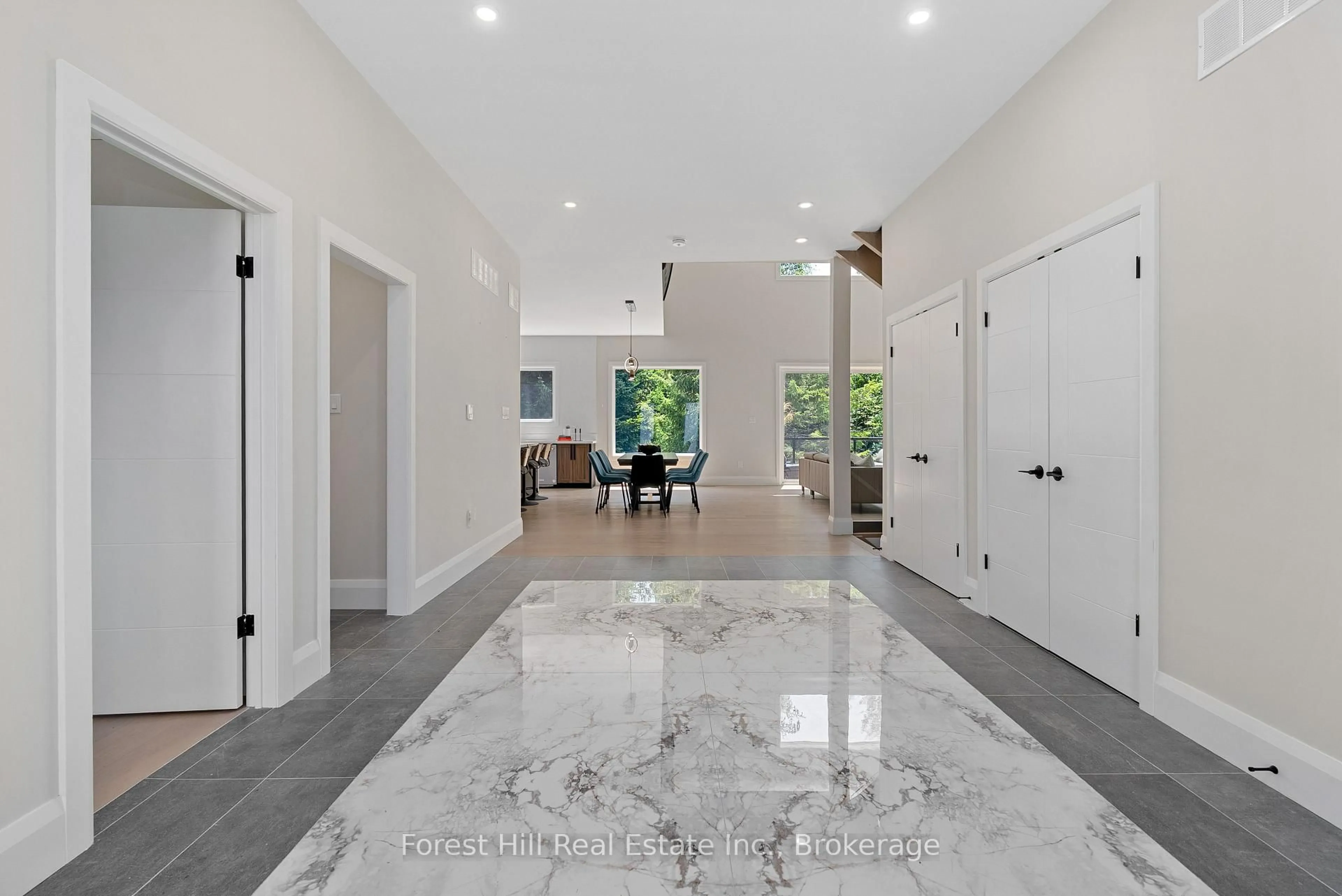 Indoor entryway for 846 Sixth St, Clearview Ontario L9Y 3Y9