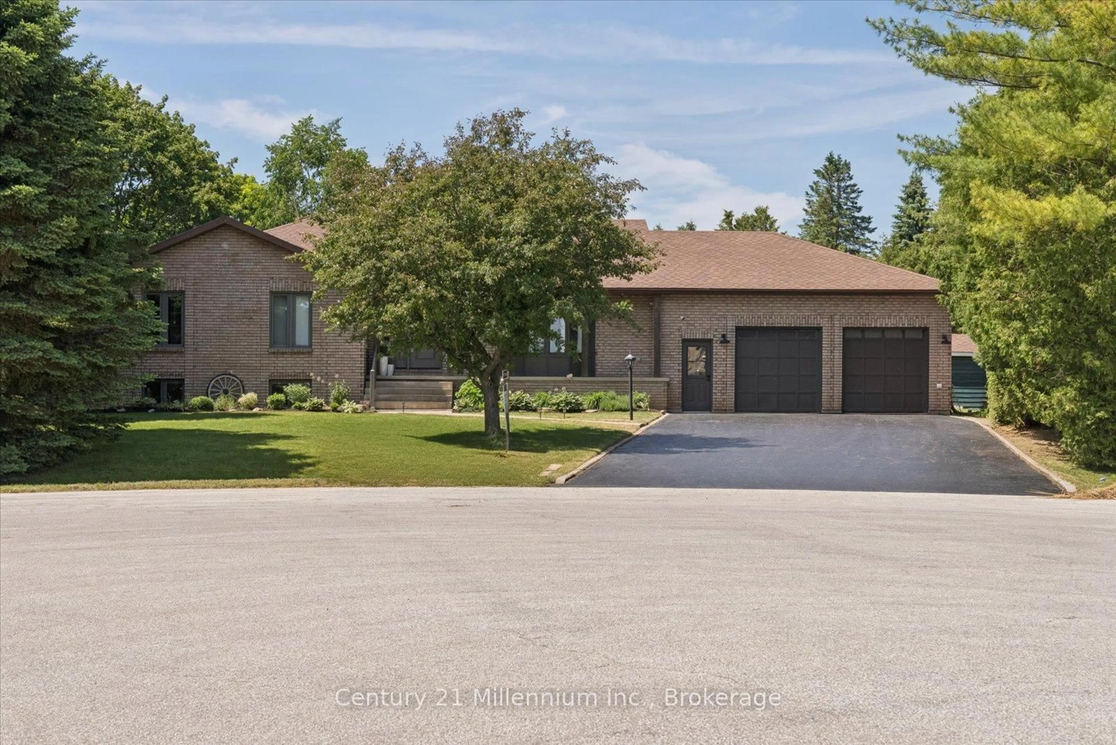 A pic from outside/outdoor area/front of a property/back of a property/a pic from drone, street for 4 Blackburn Ave, Clearview Ontario L0M 1P0