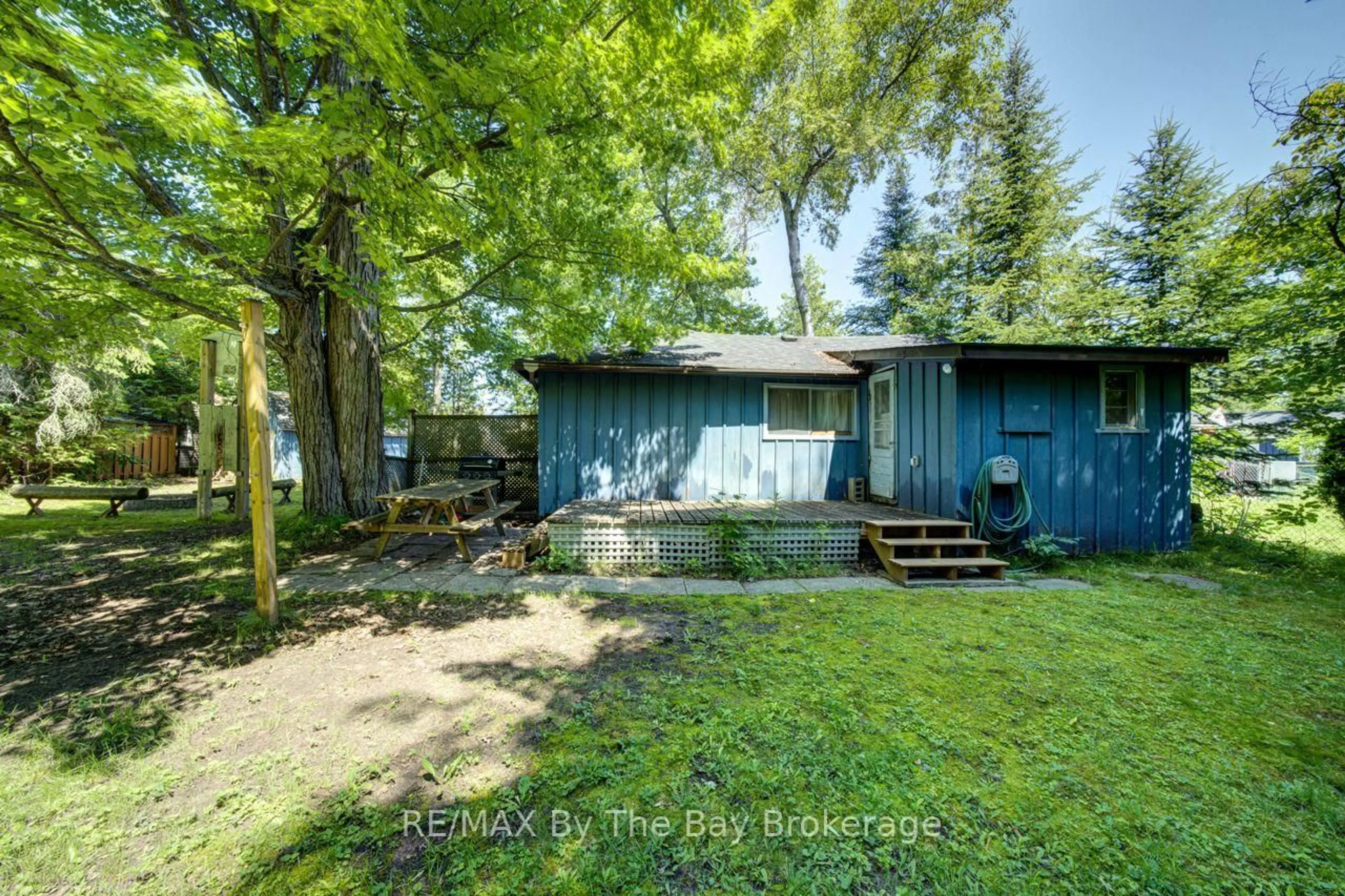 A pic from outside/outdoor area/front of a property/back of a property/a pic from drone, unknown for 1713 Shore Lane, Wasaga Beach Ontario L9Z 1V7