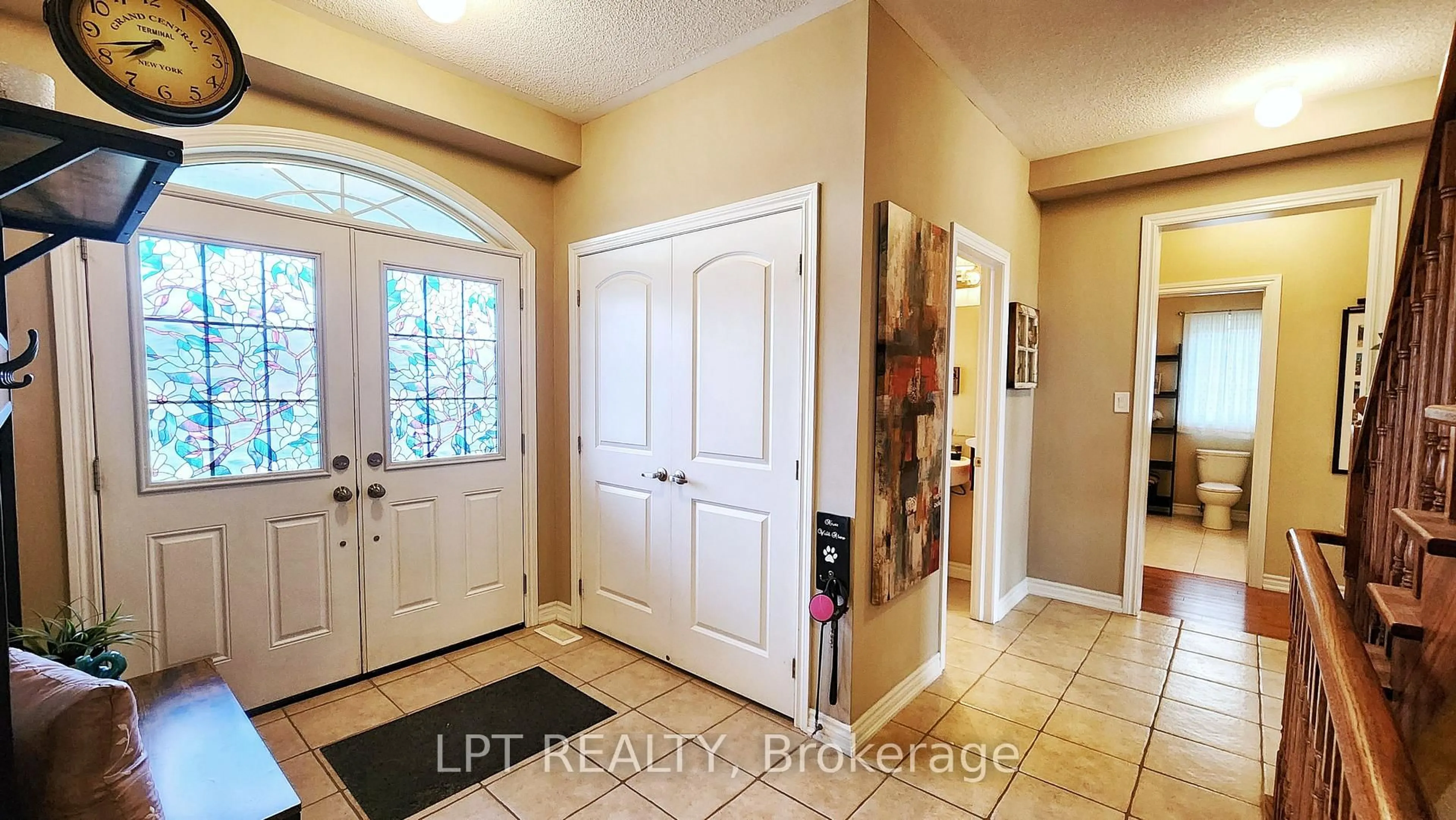 Indoor entryway for 12 Plowright Rd, Springwater Ontario L9X 0A3
