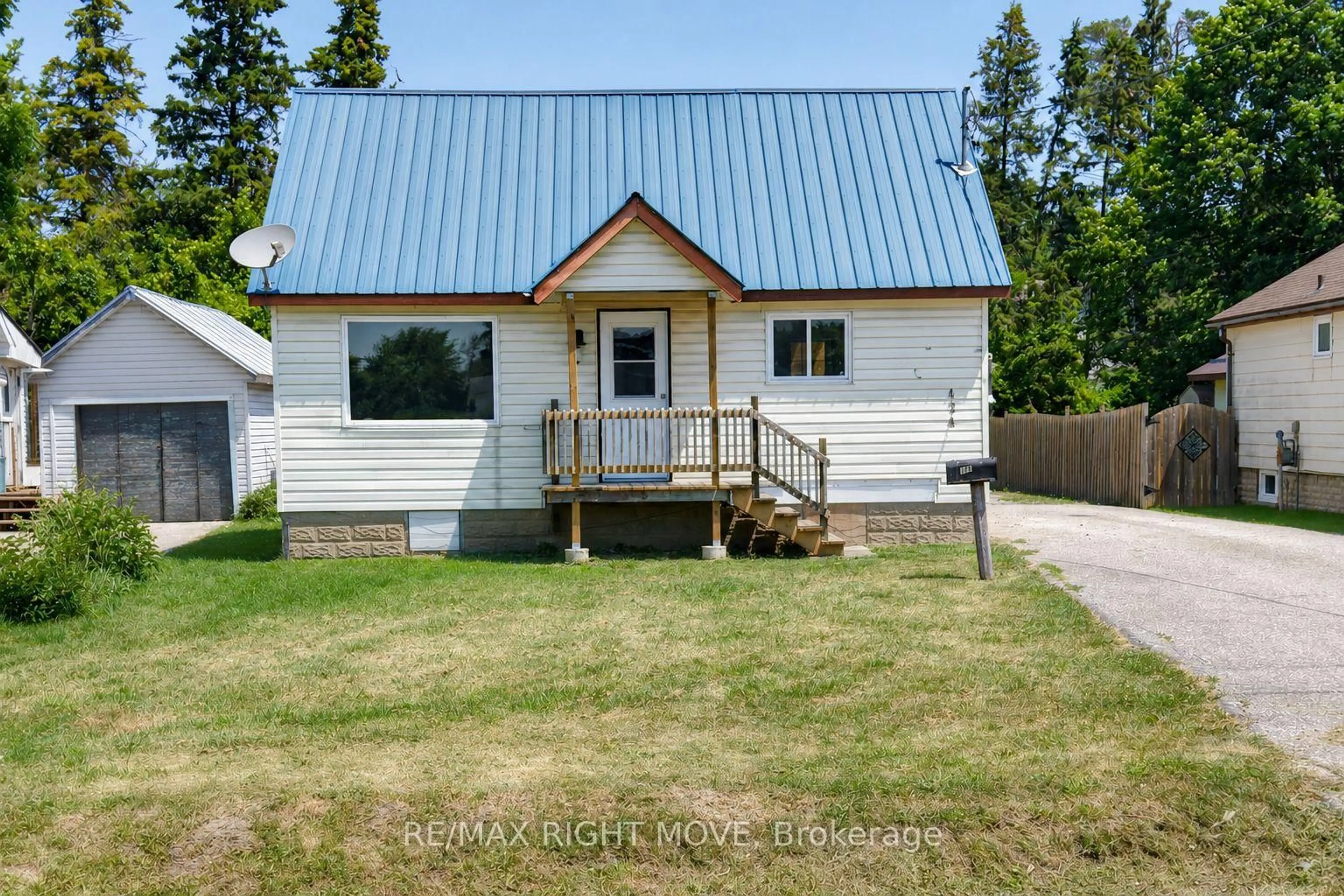 A pic from outside/outdoor area/front of a property/back of a property/a pic from drone, street for 424 High St, Orillia Ontario L3V 4X5