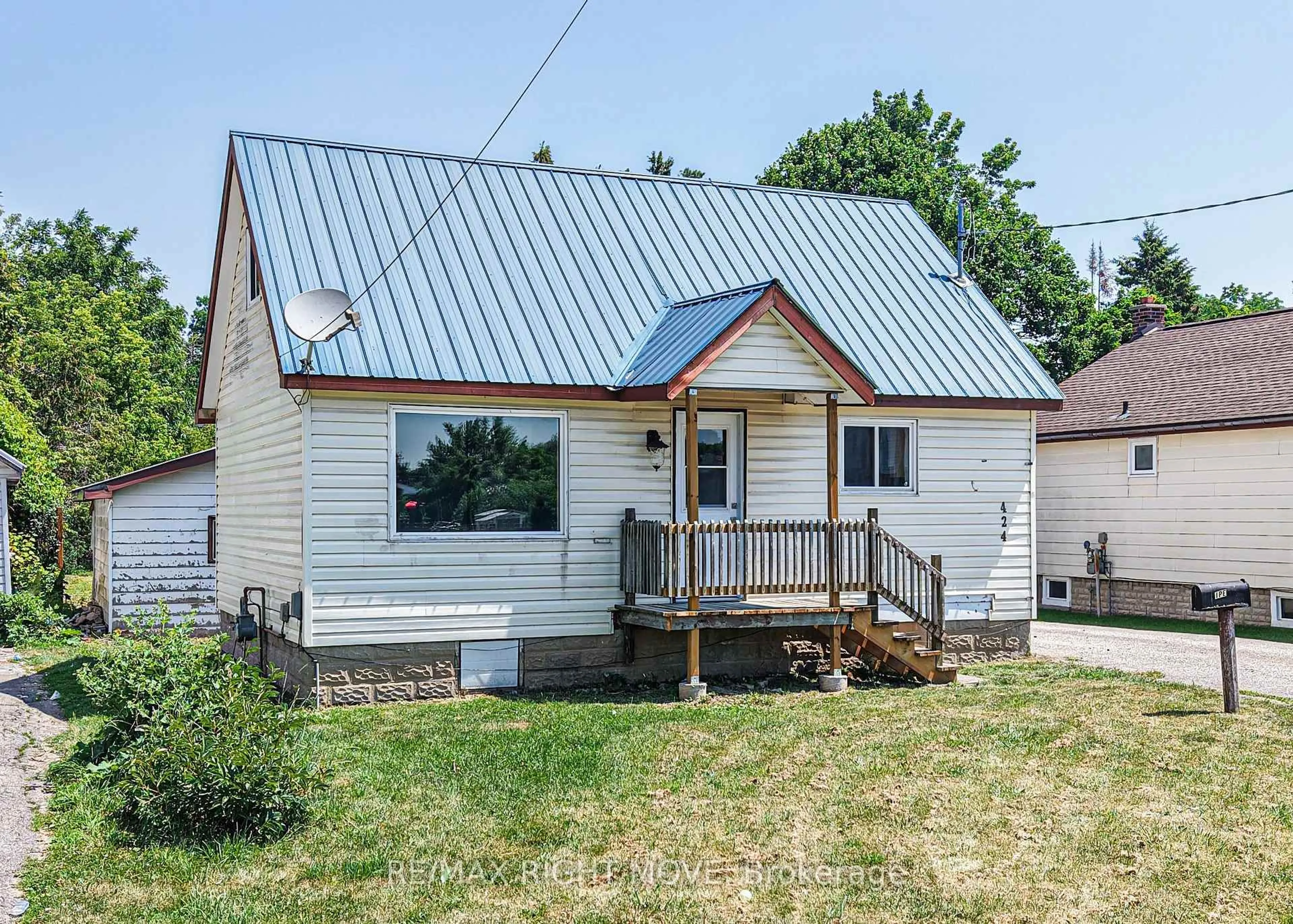 Home with vinyl exterior material, street for 424 High St, Orillia Ontario L3V 4X5