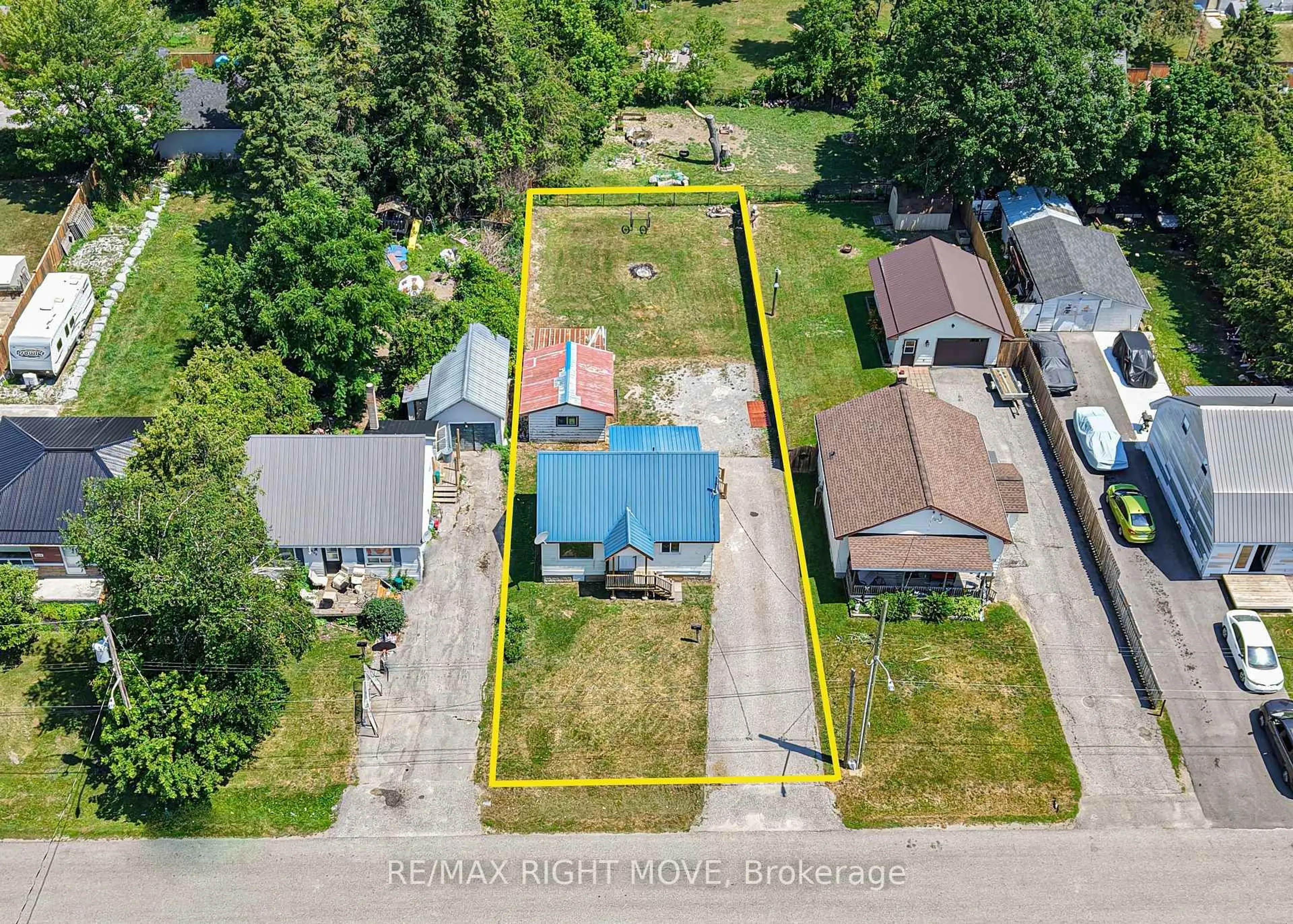 A pic from outside/outdoor area/front of a property/back of a property/a pic from drone, street for 424 High St, Orillia Ontario L3V 4X5