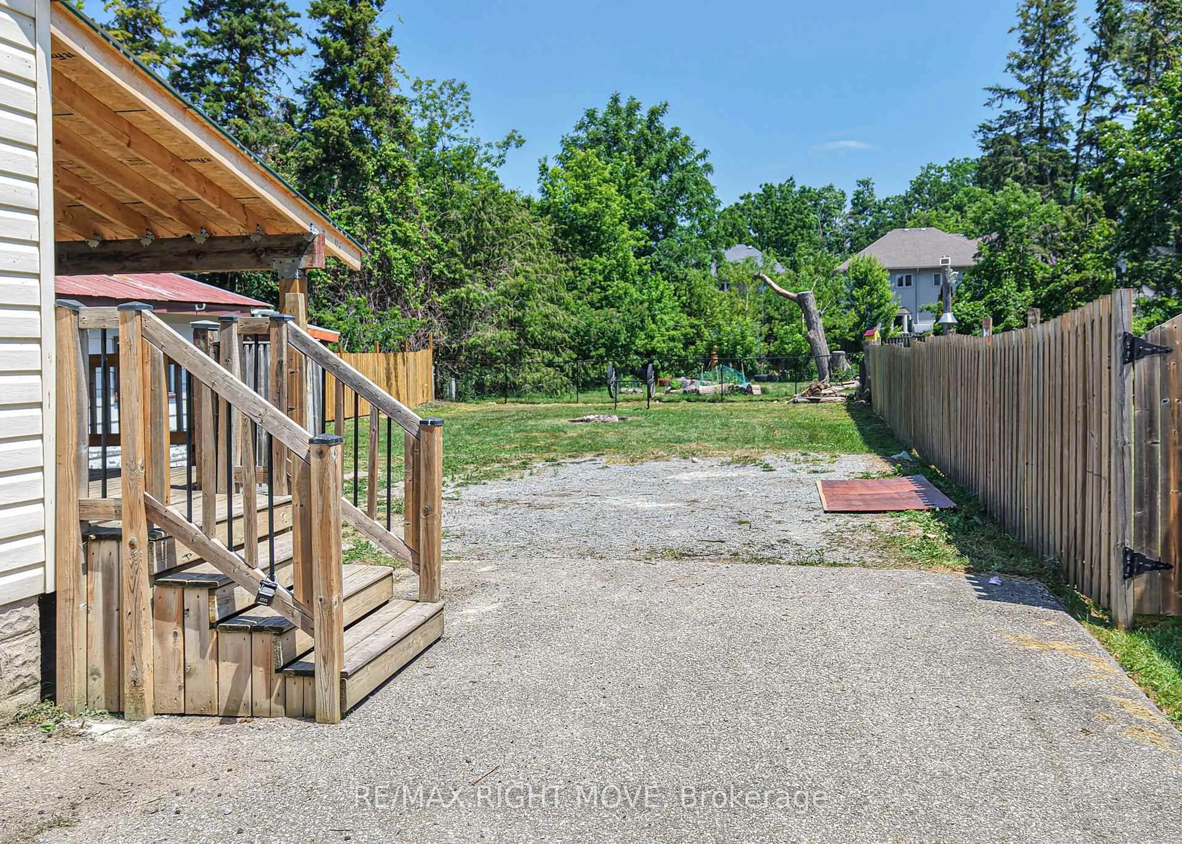 Patio, street for 424 High St, Orillia Ontario L3V 4X5