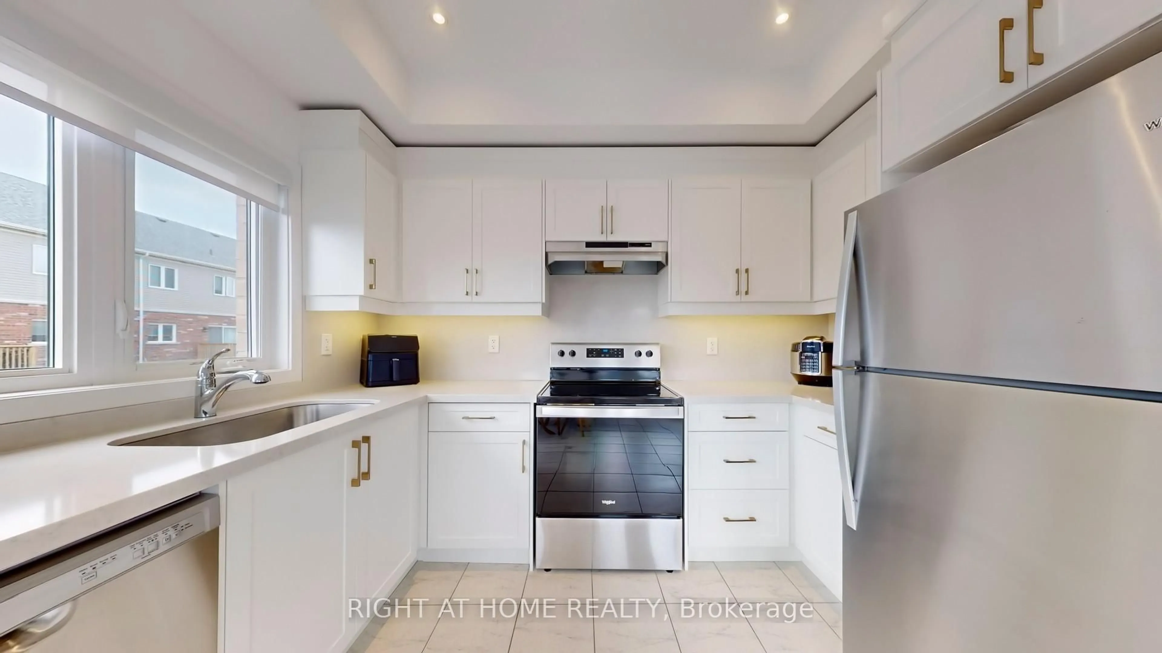 Standard kitchen, ceramic/tile floor for 1 PUMPKIN CORNER Cres, Barrie Ontario L9J 0T5