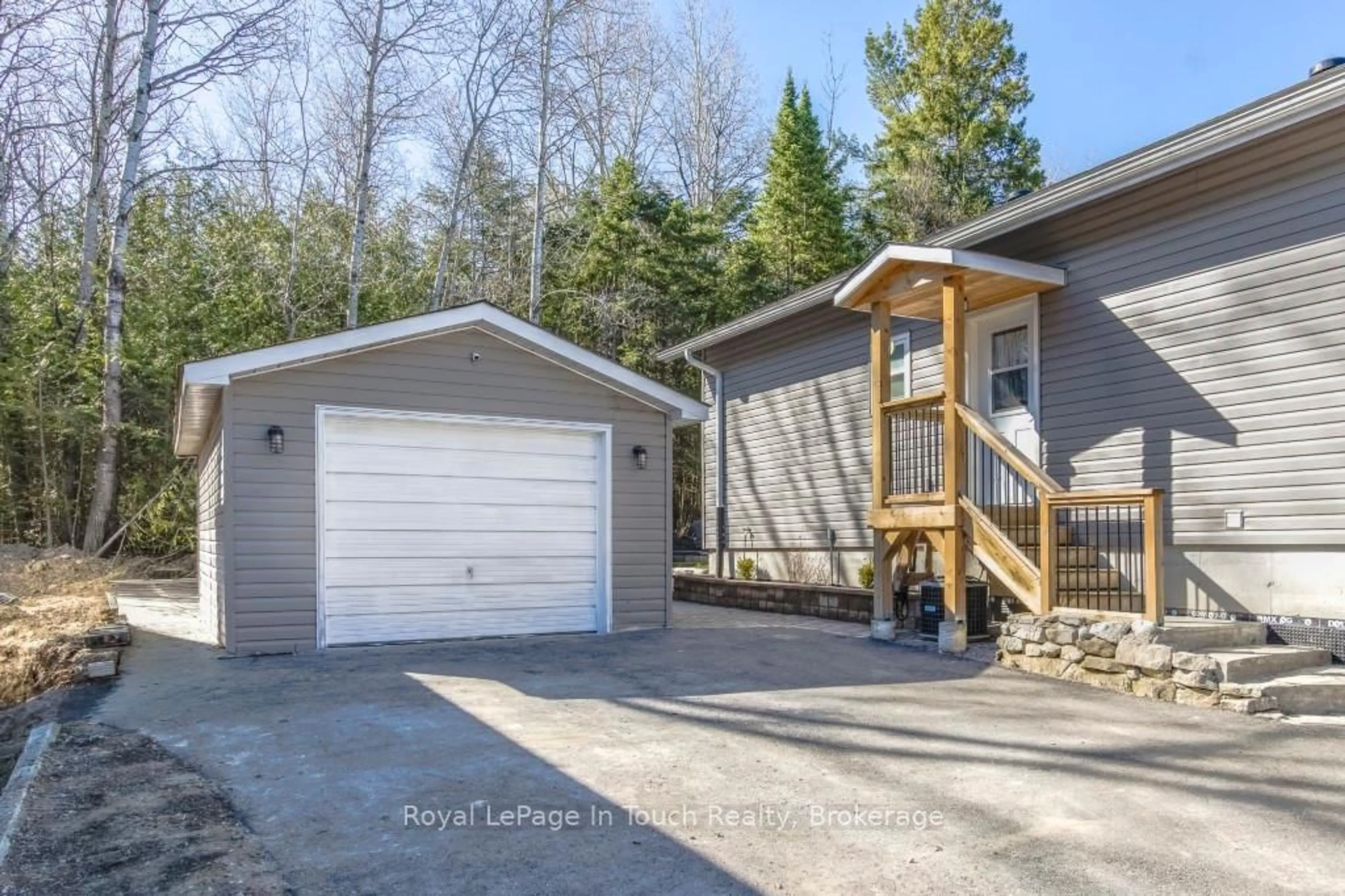 Indoor garage for 31 Earldom Blvd, Tay Ontario L0K 1R0