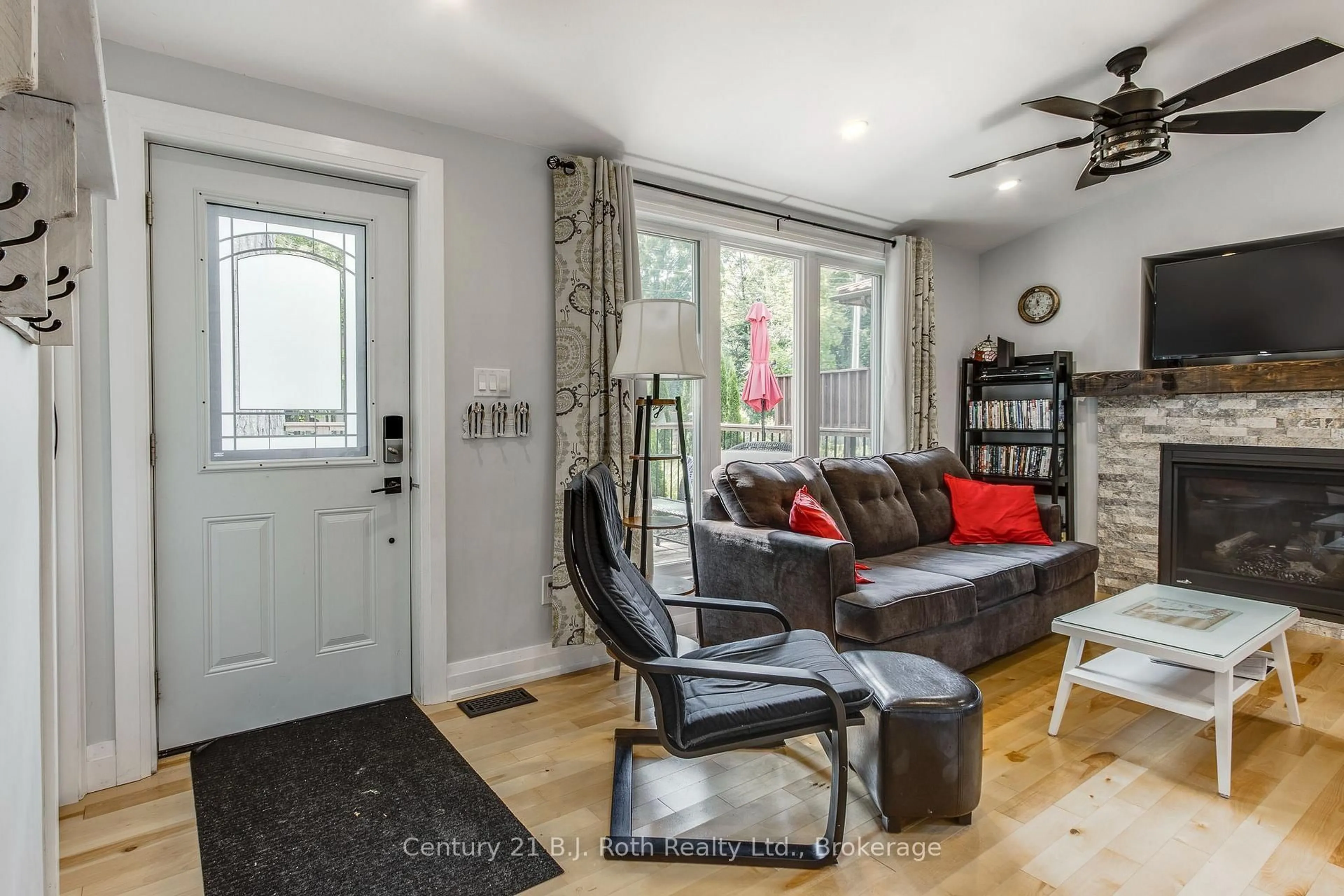Living room with furniture, unknown for 8 Arbor Rd, Tiny Ontario L0L 2J0