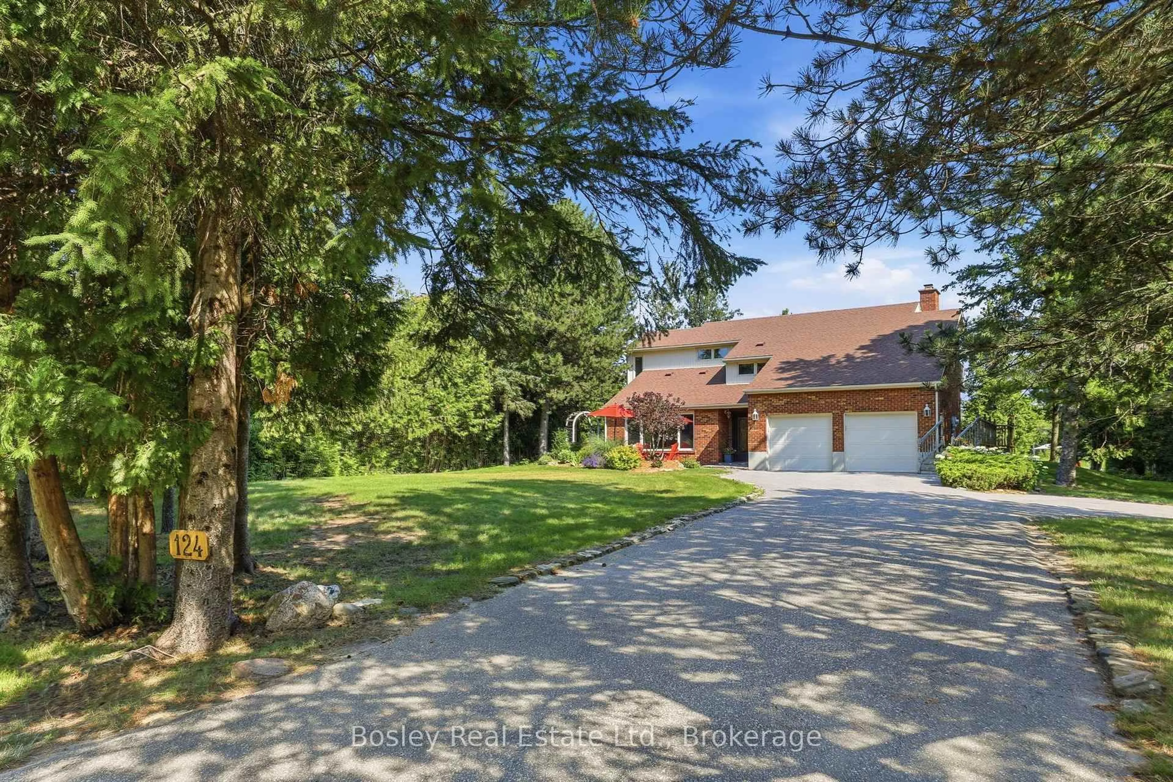 A pic from outside/outdoor area/front of a property/back of a property/a pic from drone, unknown for 124 Bartlett Blvd, Collingwood Ontario L9Y 5C9