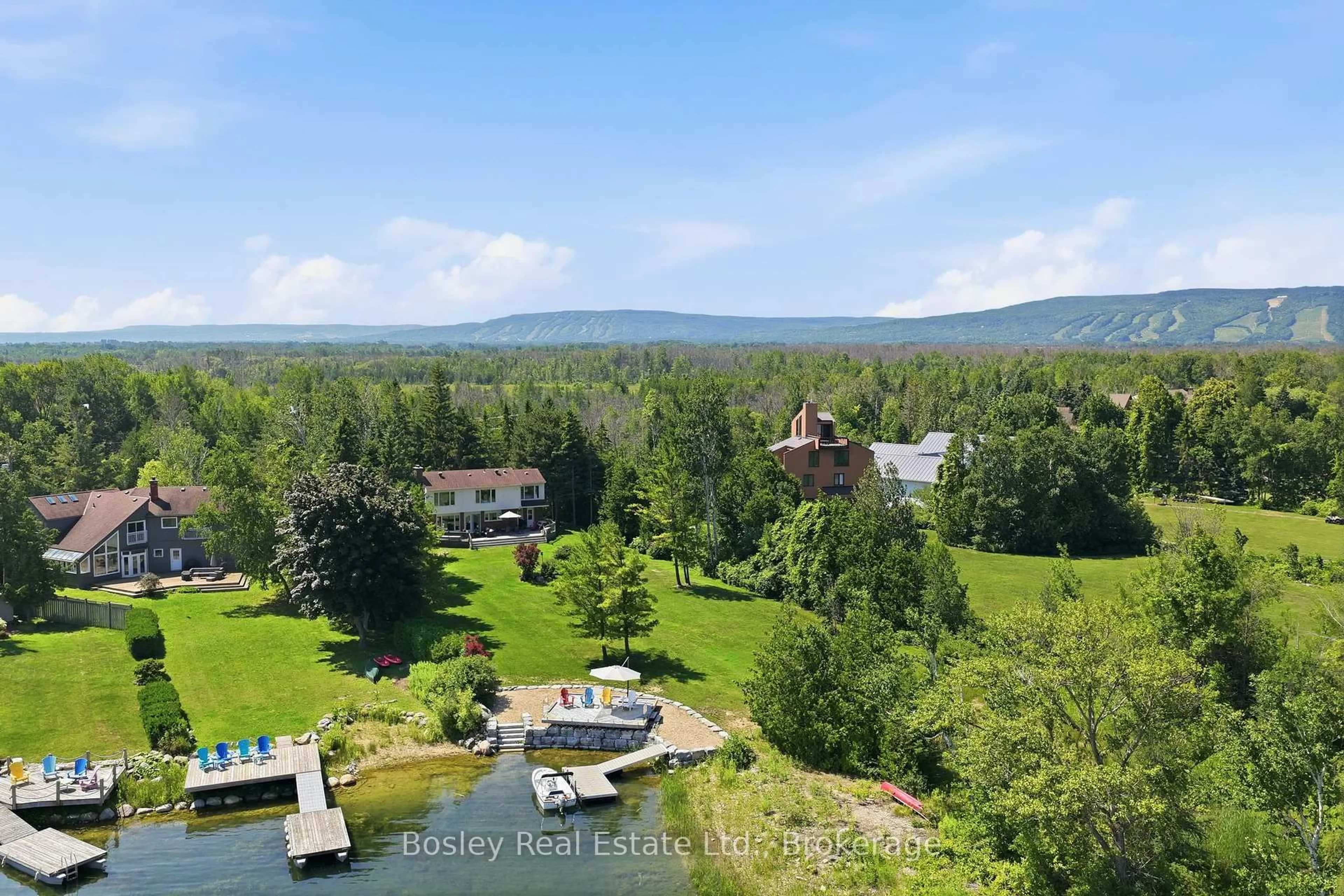 A pic from outside/outdoor area/front of a property/back of a property/a pic from drone, unknown for 124 Bartlett Blvd, Collingwood Ontario L9Y 5C9