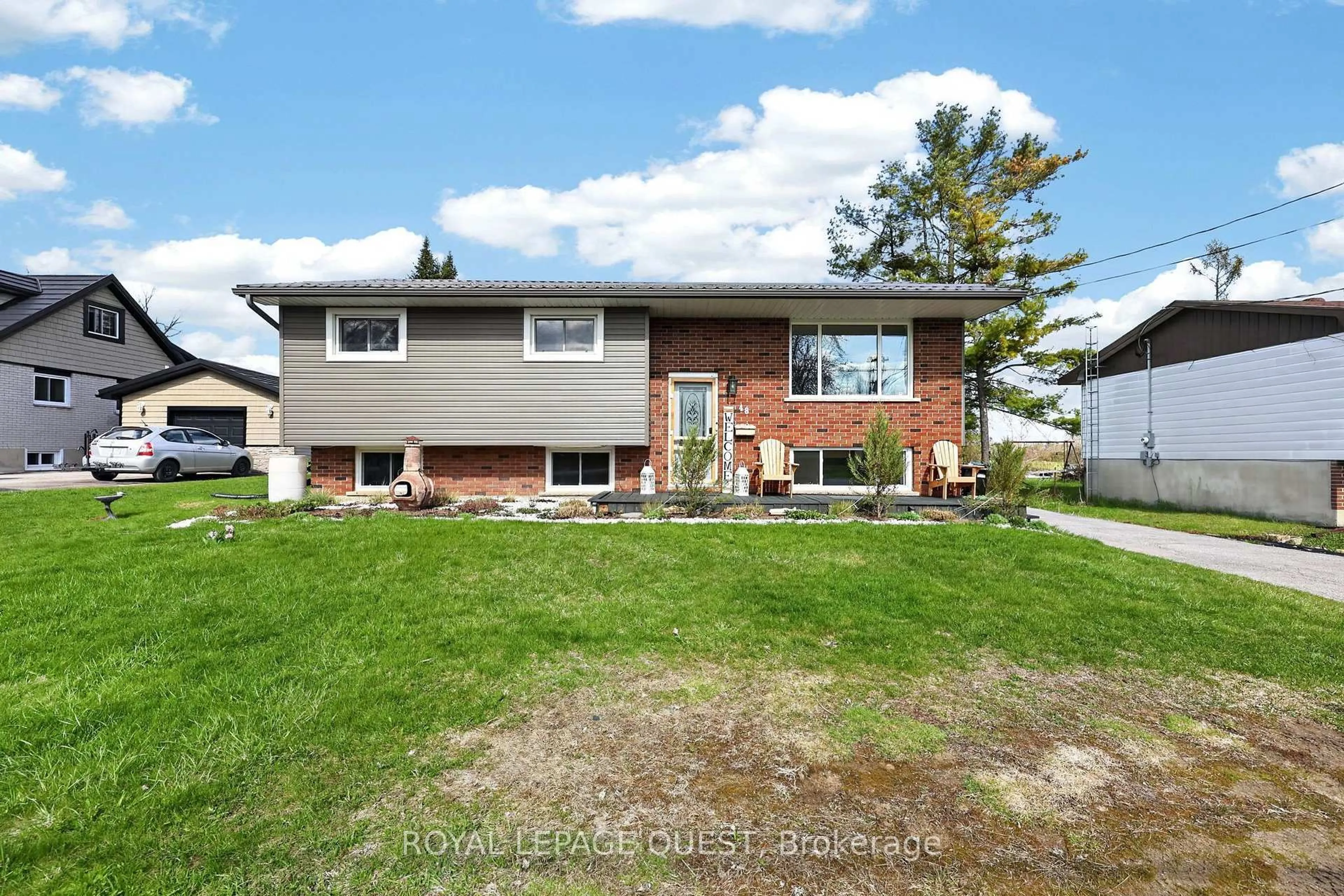 Home with vinyl exterior material, street for 48 Courtland St, Orillia Ontario L3V 1A7